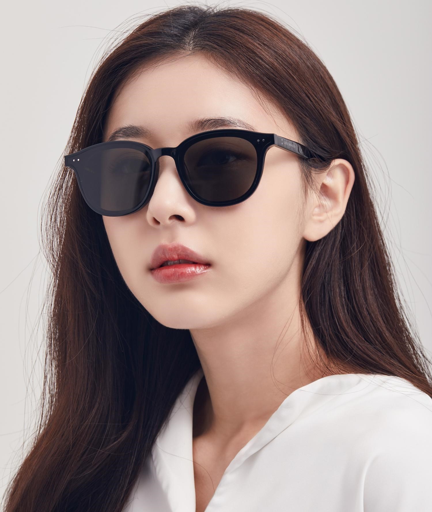 Kính mát Gentle Monster Lang 01 Black Lenses Round Acetate Frame 32