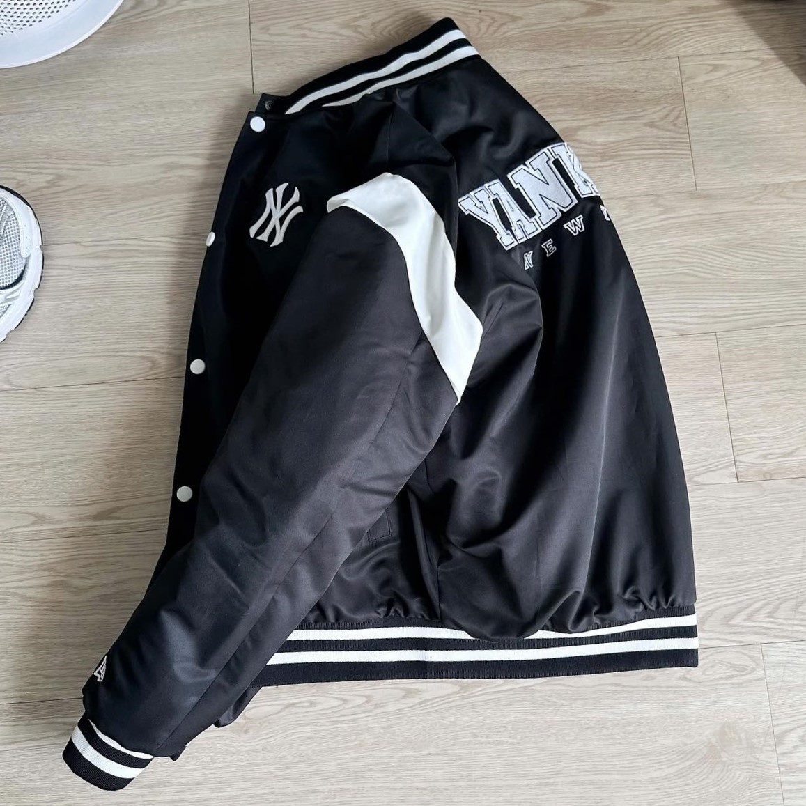 Áo Khoác unisex Bomber New Era Yankees Varsity Jacket Black 6