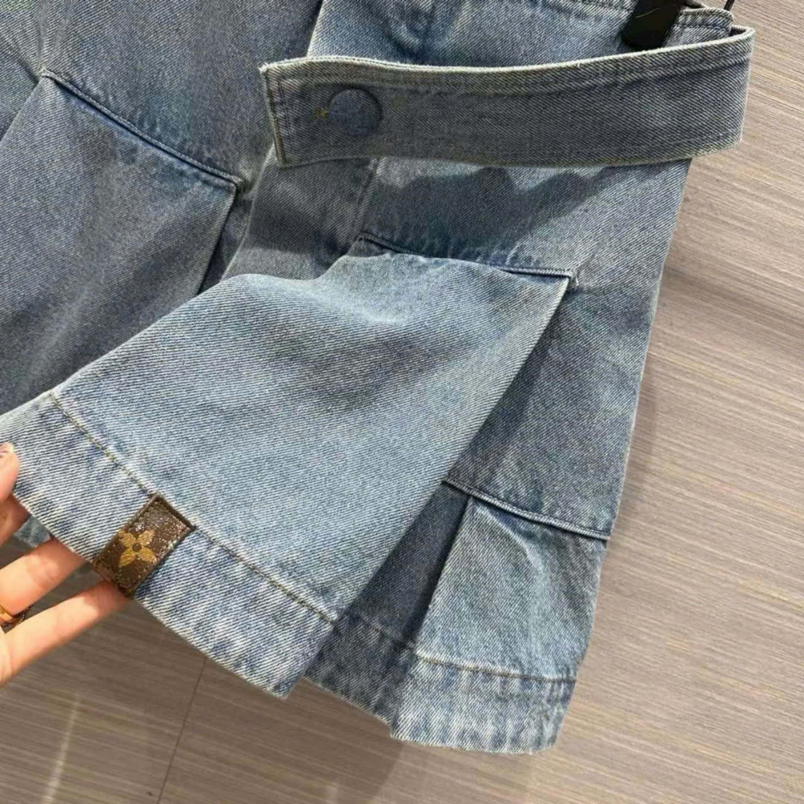 Váy ngắn nữ Jeans LV Louis Vuitton Denim Button Tab Pleat Skirt 1AFLXO 4