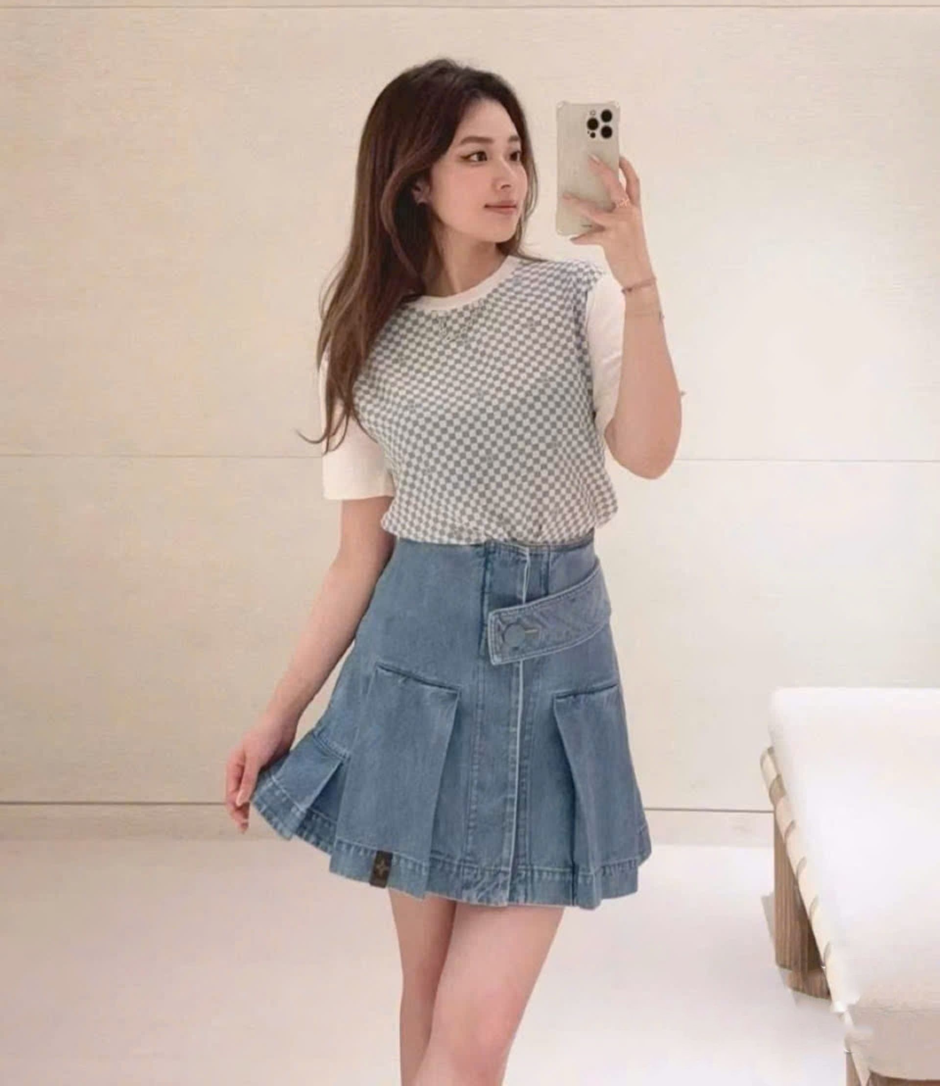 Váy ngắn nữ Jeans LV Louis Vuitton Denim Button Tab Pleat Skirt 1AFLXO 7