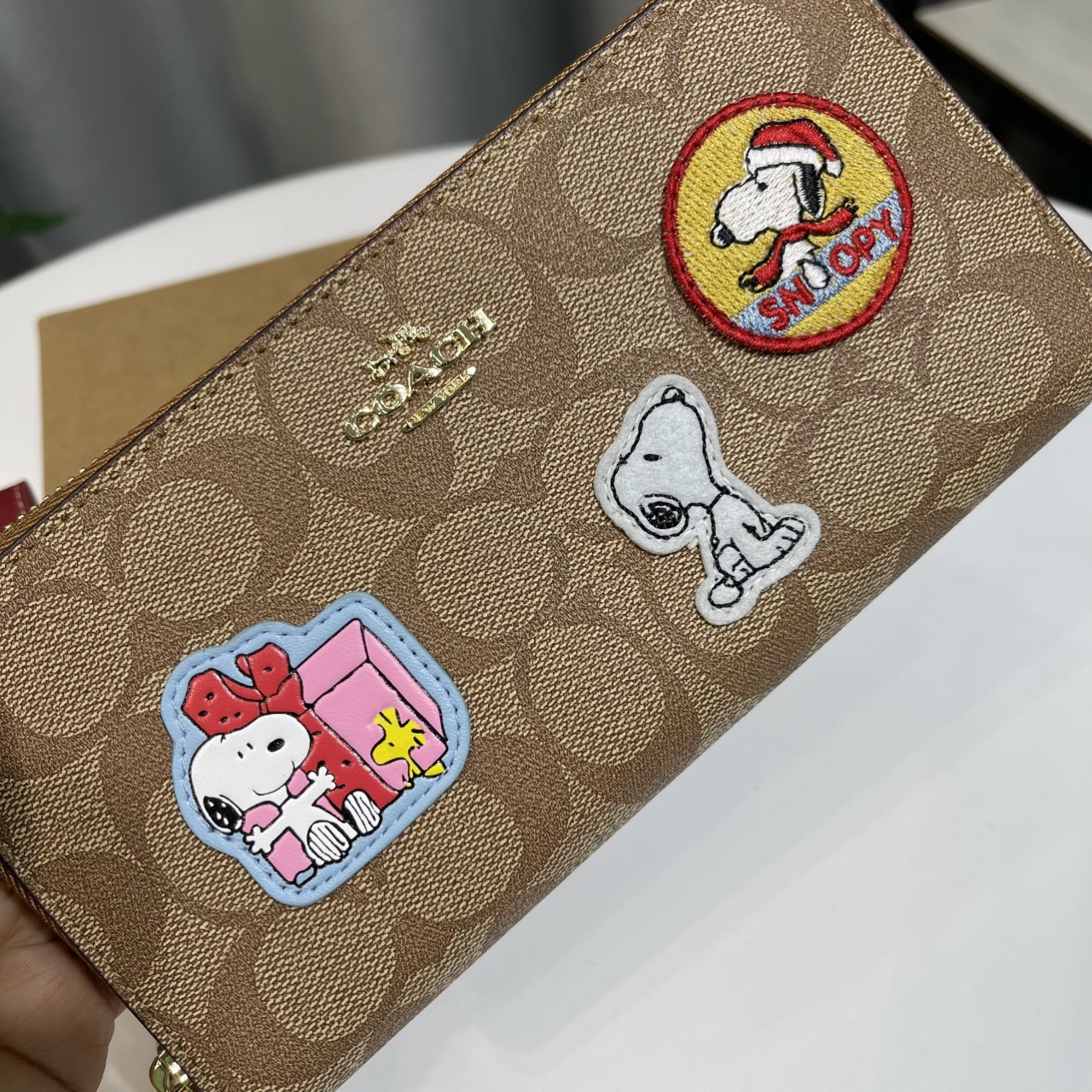 VÍ DÀI COACH NỮ CHÓ SNOPPY X PEANUTS LONG ZIP AROUND WALLET IN SIGNATURE CANVAS WITH PATCHES 2
