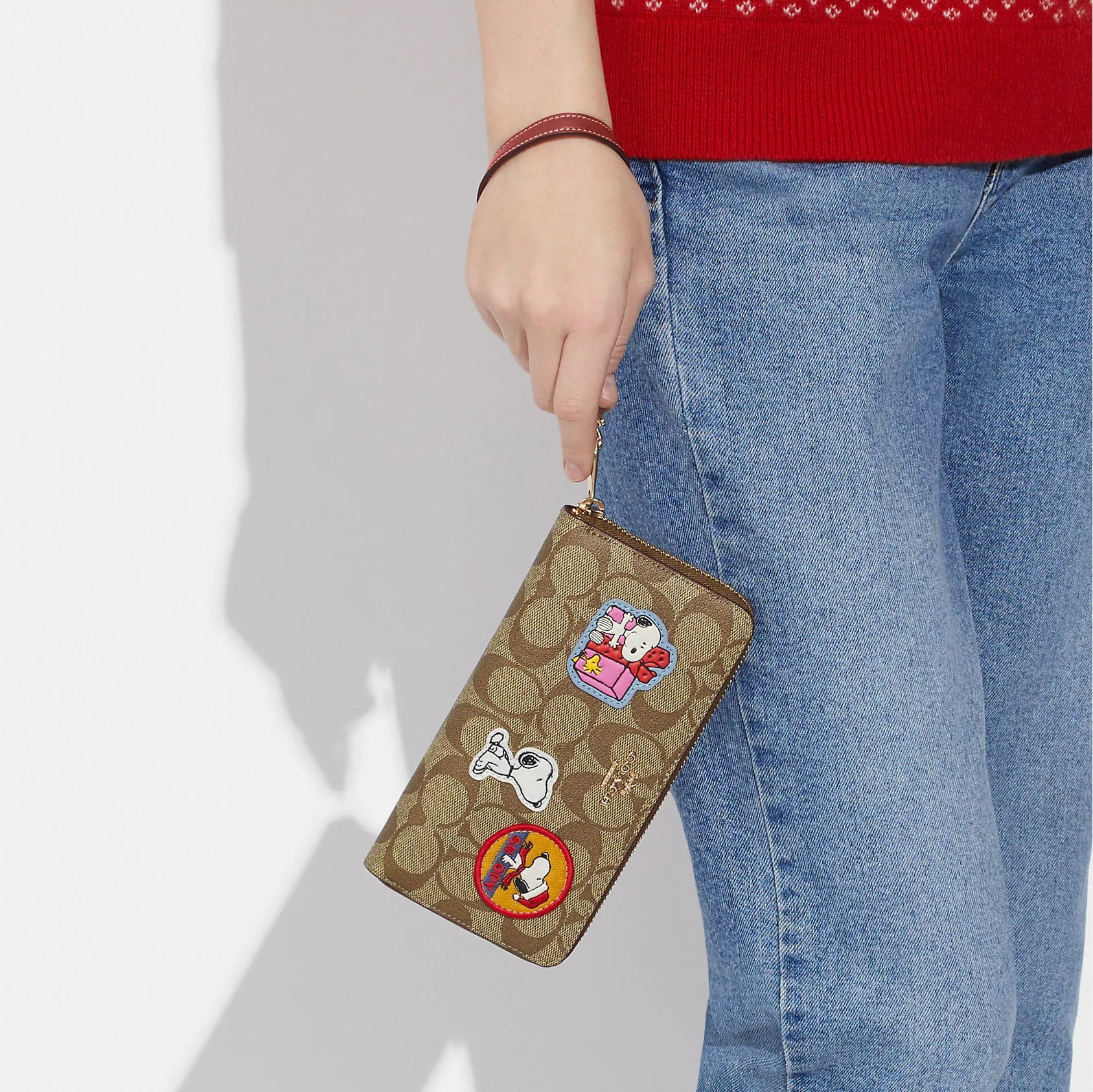 VÍ DÀI COACH NỮ CHÓ SNOPPY X PEANUTS LONG ZIP AROUND WALLET IN SIGNATURE CANVAS WITH PATCHES 3