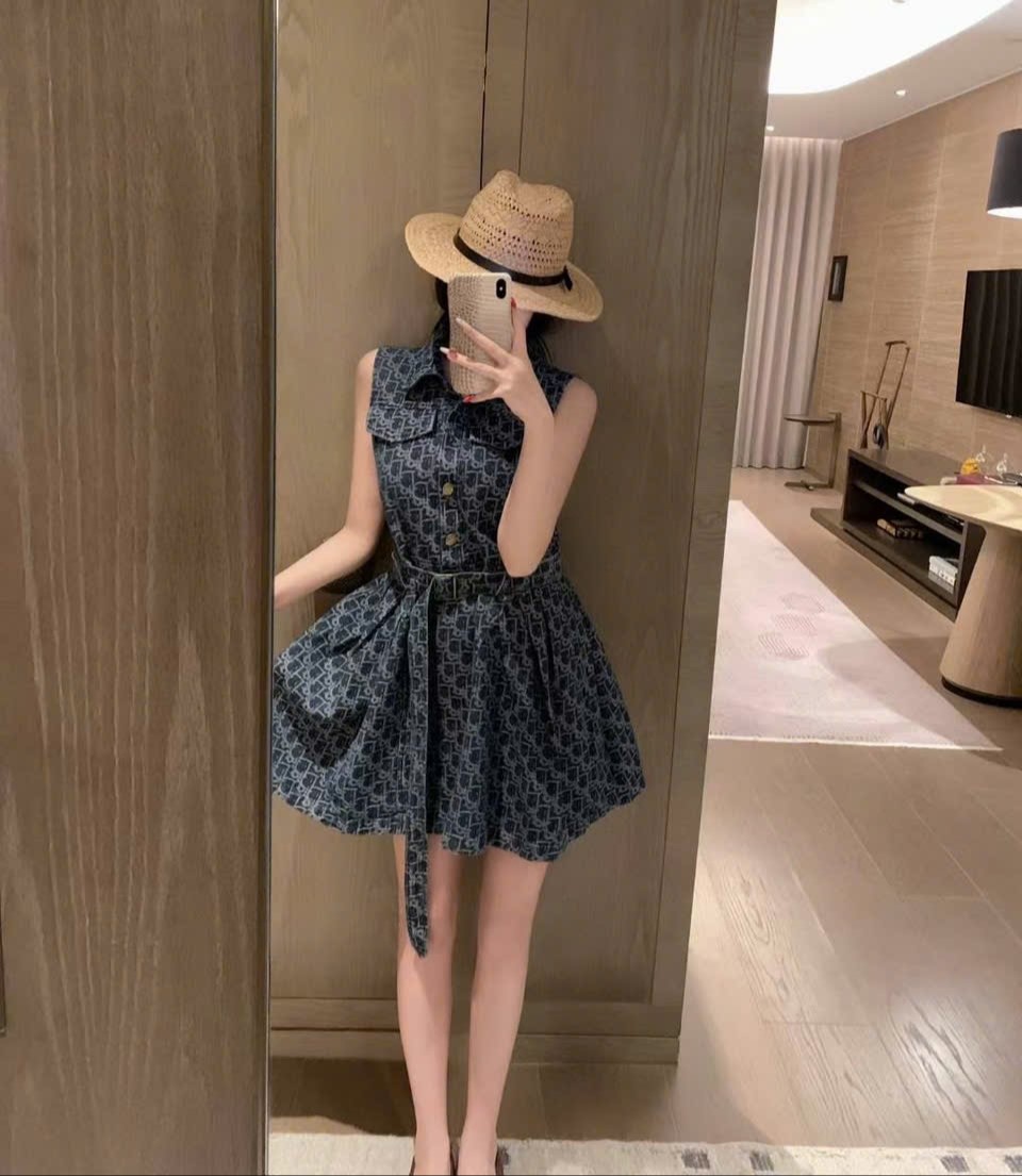 Áo đầm sát nách Dior dáng xòe 4