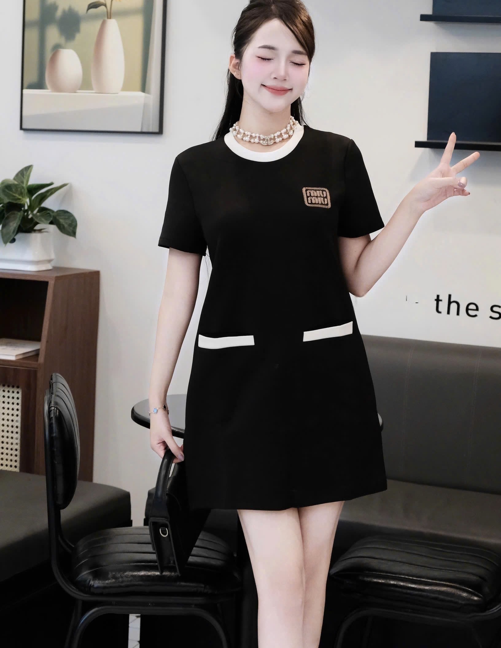 Áo đầm Miu Miu dáng suông cổ tròn 4