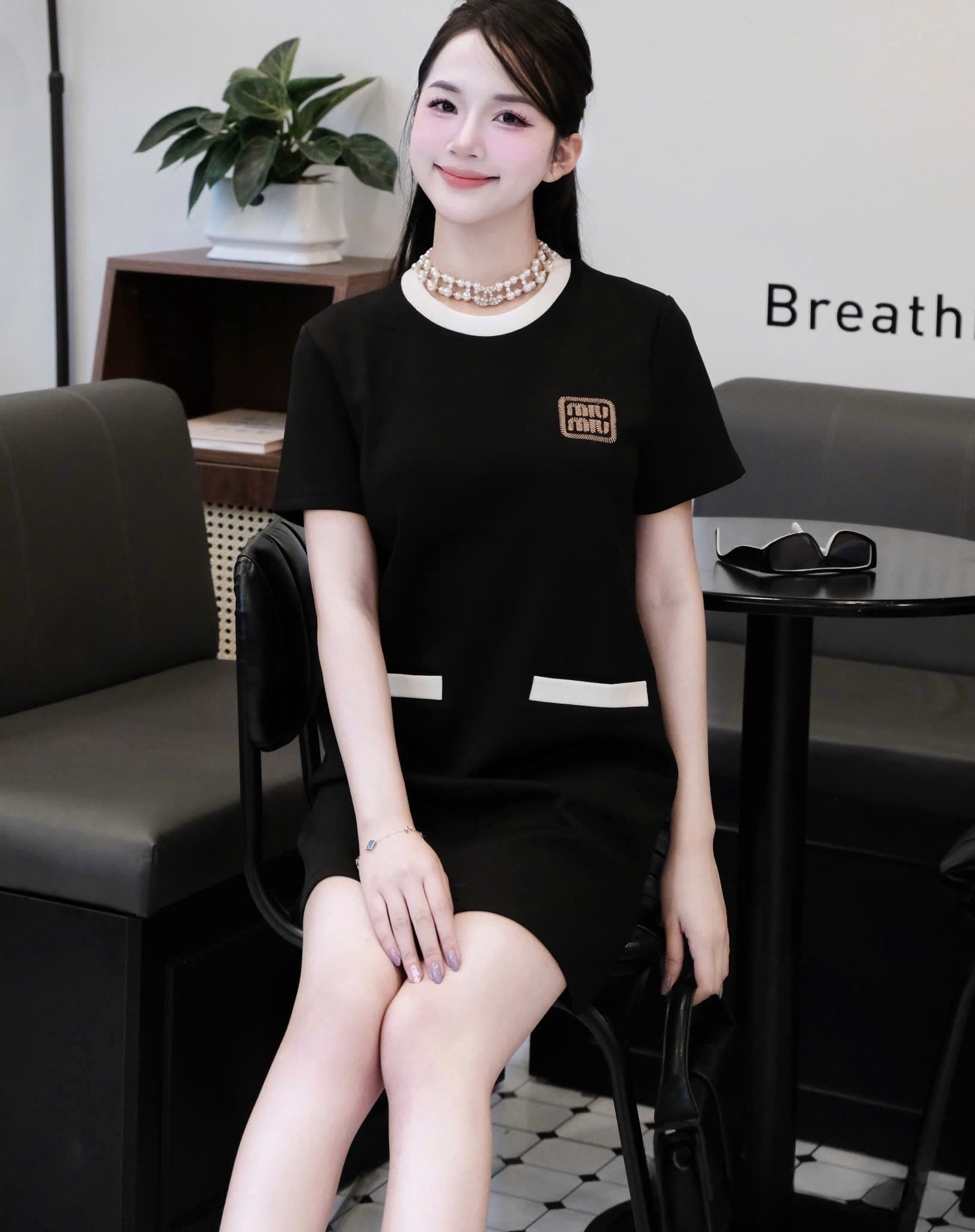 Áo đầm Miu Miu dáng suông cổ tròn 10