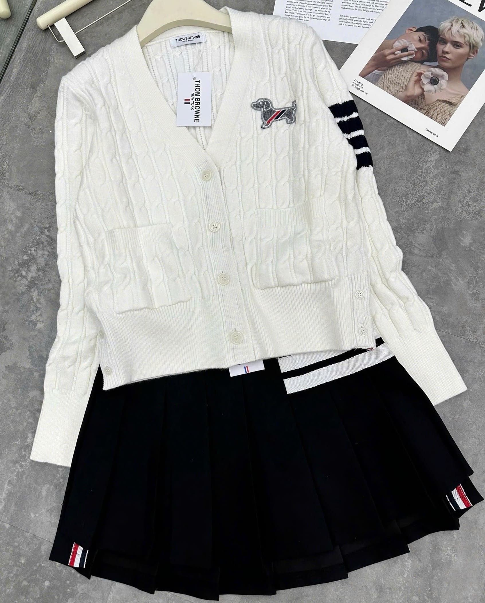 Set áo len váy xếp ly thời trang Thom Browne họa tiết chó 1
