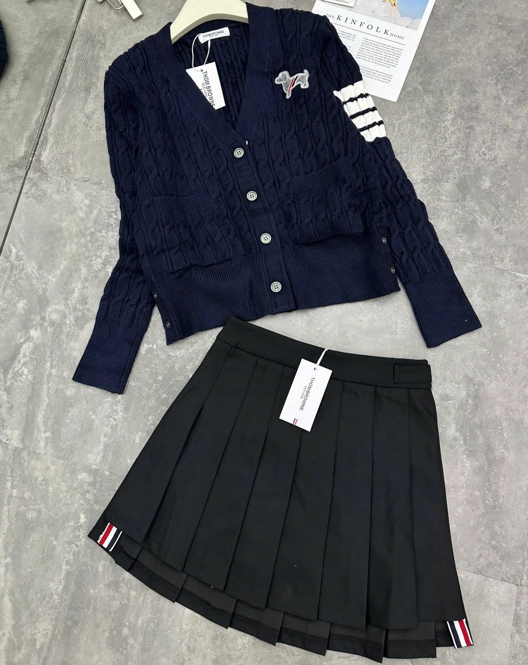 Set áo len váy xếp ly thời trang Thom Browne họa tiết chó 4