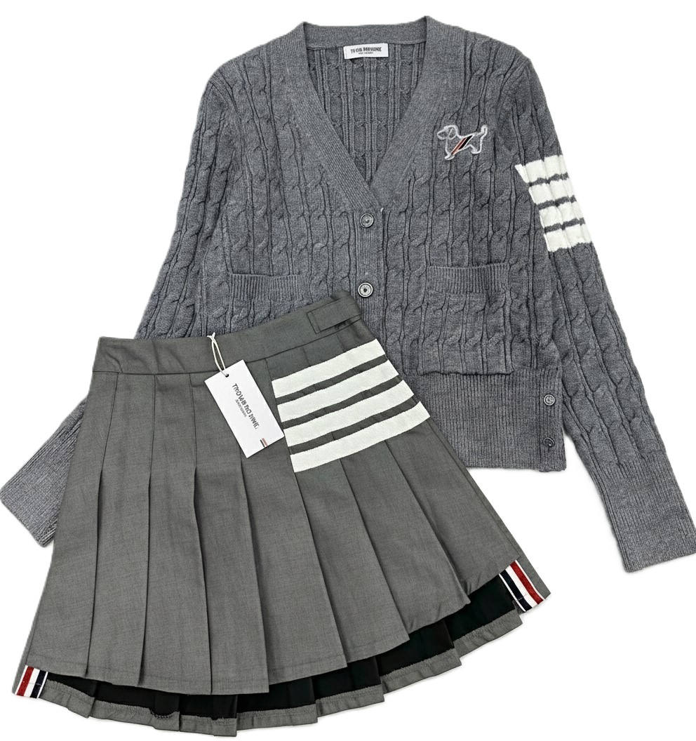 Set áo len váy xếp ly thời trang Thom Browne họa tiết chó 5