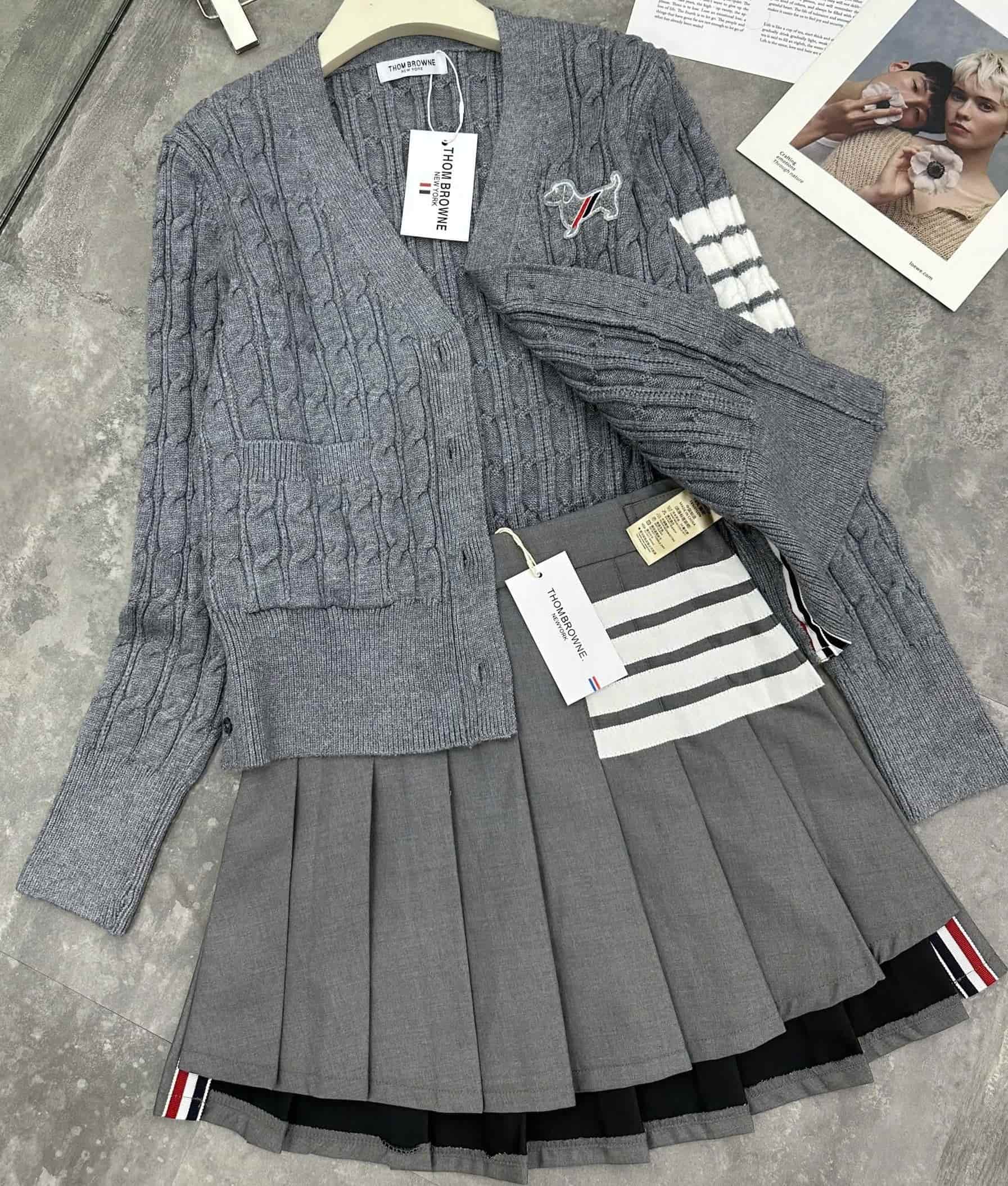 Set áo len váy xếp ly thời trang Thom Browne họa tiết chó 6