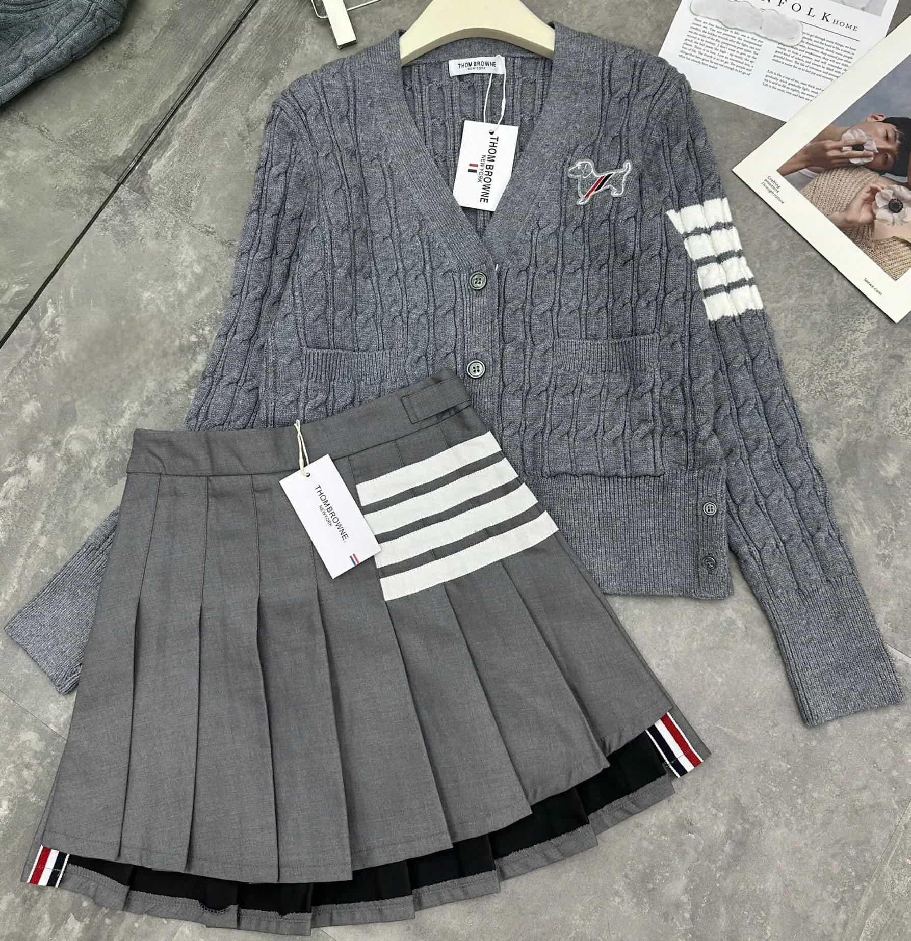 Set áo len váy xếp ly thời trang Thom Browne họa tiết chó 7