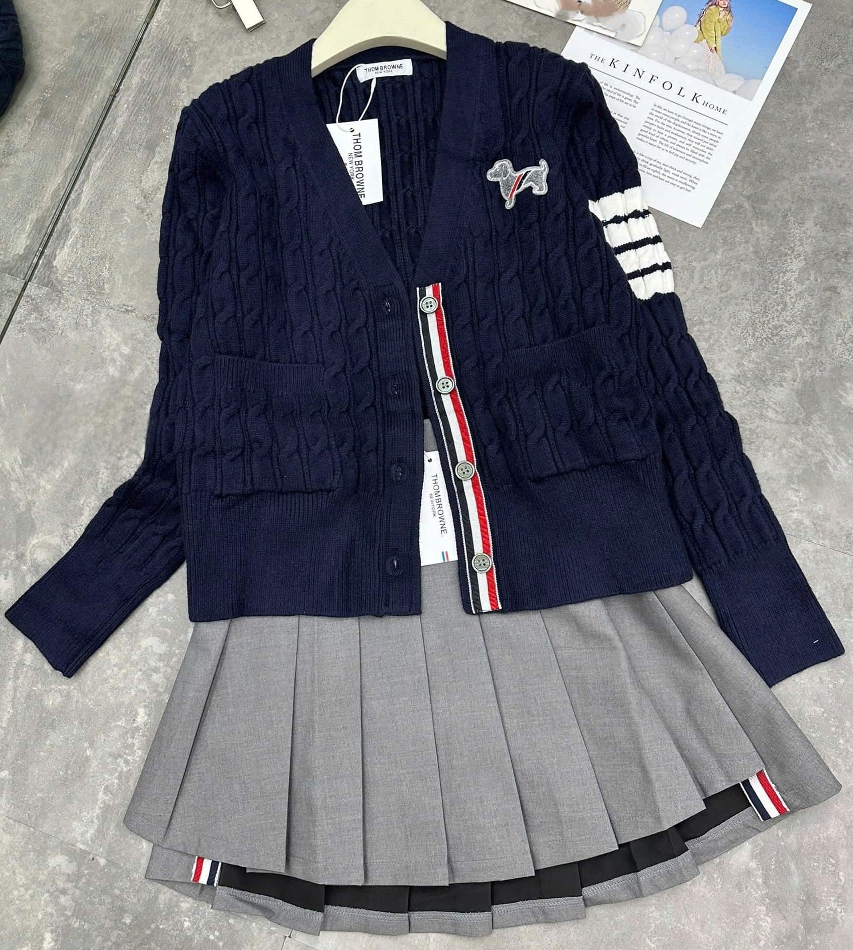 Set áo len váy xếp ly thời trang Thom Browne họa tiết chó 8