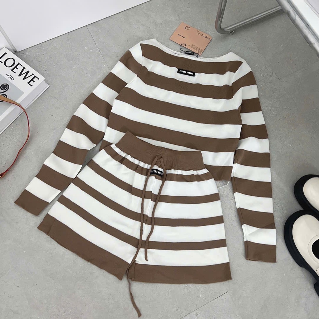 Combo bộ áo quần ngắn Miu Miu sọc ngang nâu phối trắng 1