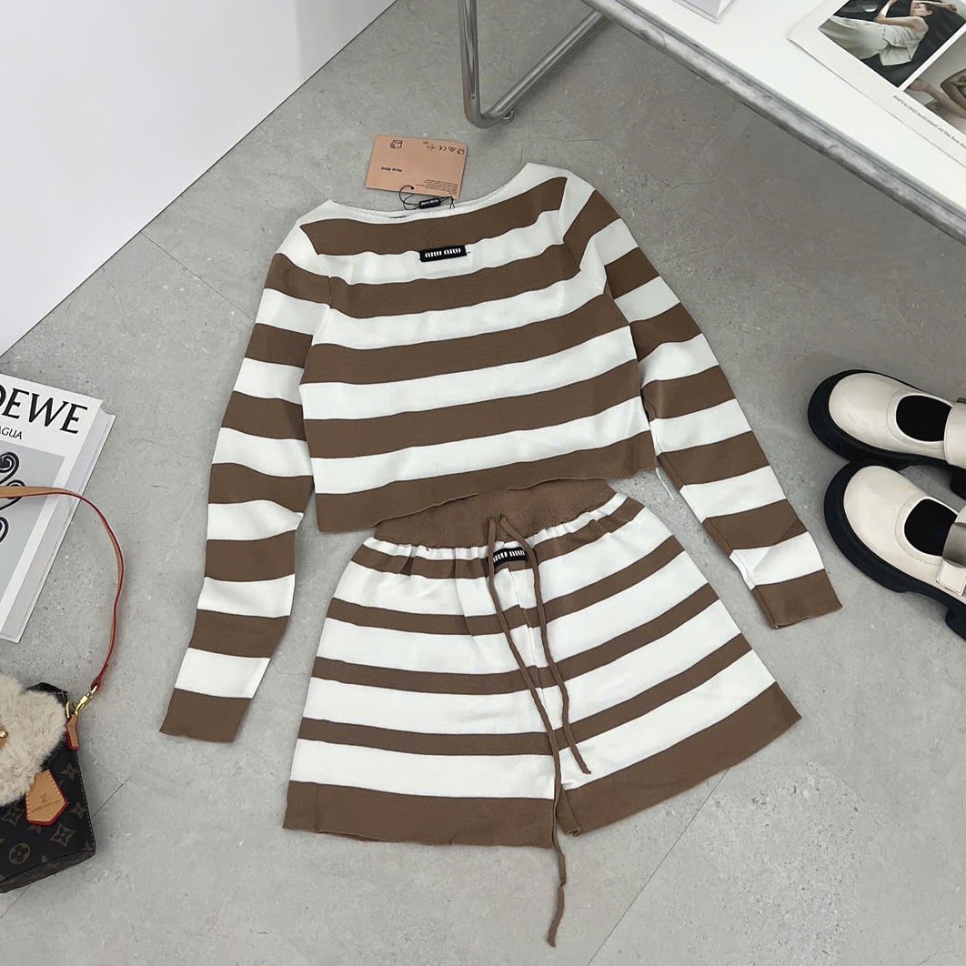 Combo bộ áo quần ngắn Miu Miu sọc ngang nâu phối trắng 2