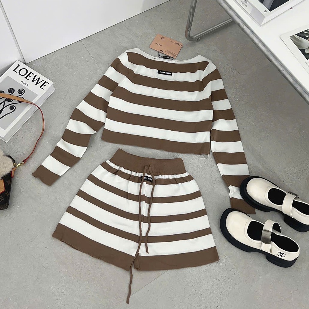 Combo bộ áo quần ngắn Miu Miu sọc ngang nâu phối trắng 4