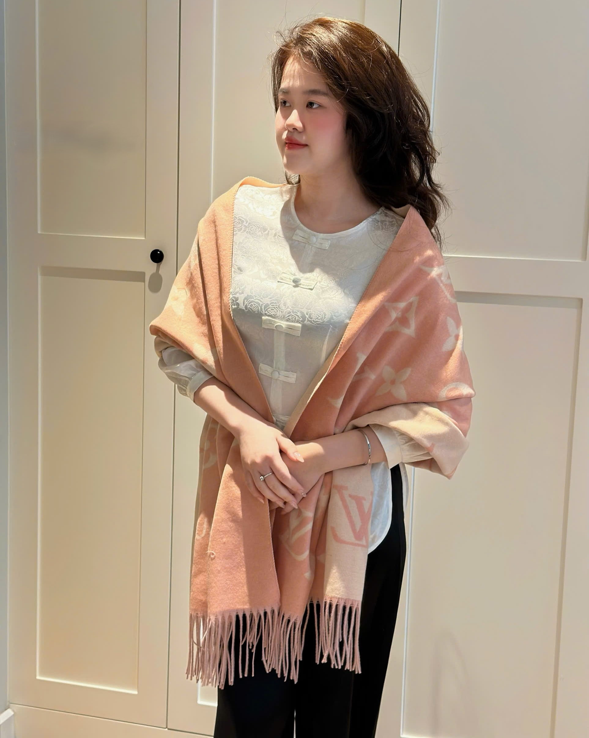 Khăn Quàng Cổ dài nữ LV Louis Vuitton Essential Scarf Các Loại 1