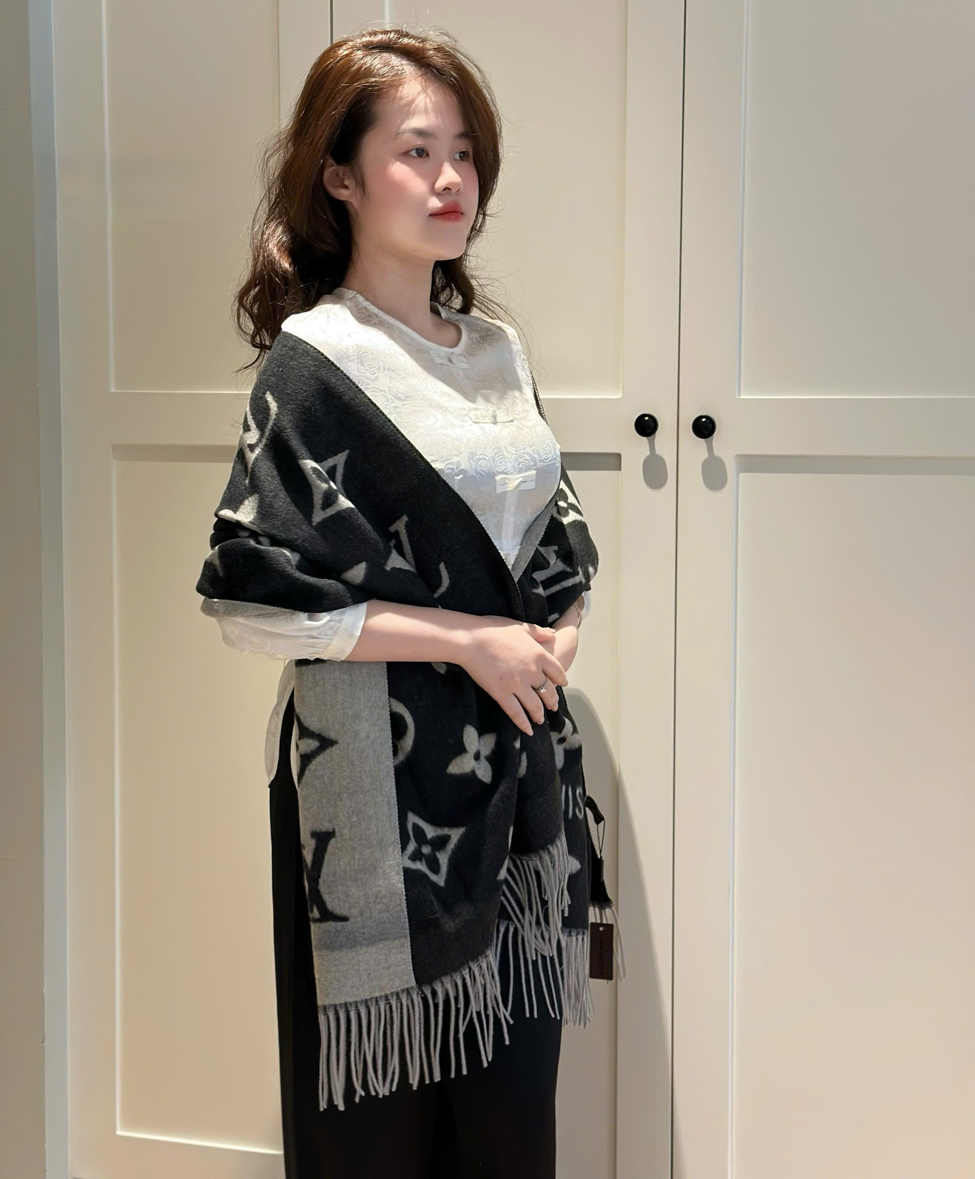 Khăn Quàng Cổ dài nữ LV Louis Vuitton Essential Scarf Các Loại 3