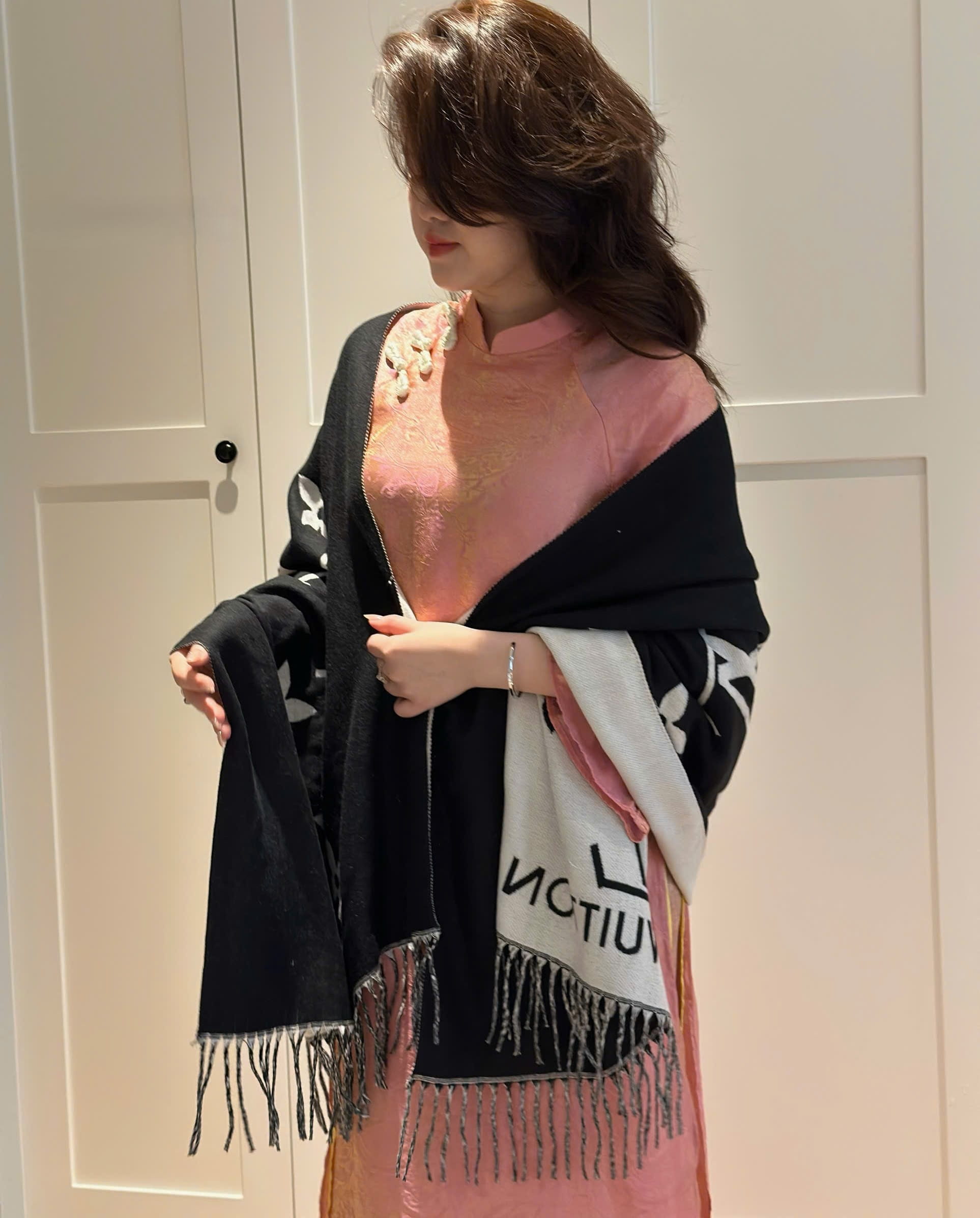 Khăn Quàng Cổ dài nữ LV Louis Vuitton Essential Scarf Các Loại 10