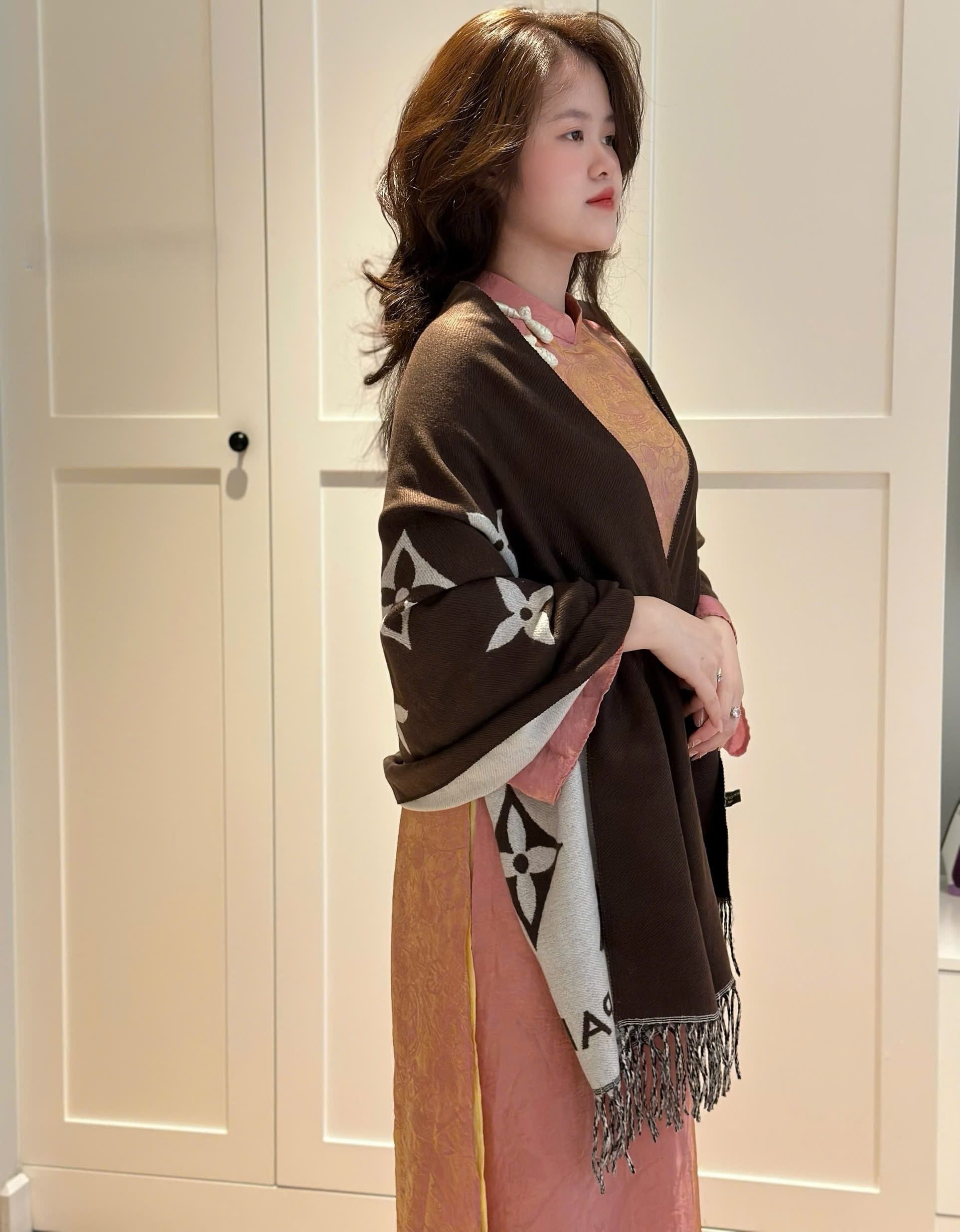 Khăn Quàng Cổ dài nữ LV Louis Vuitton Essential Scarf Các Loại 16