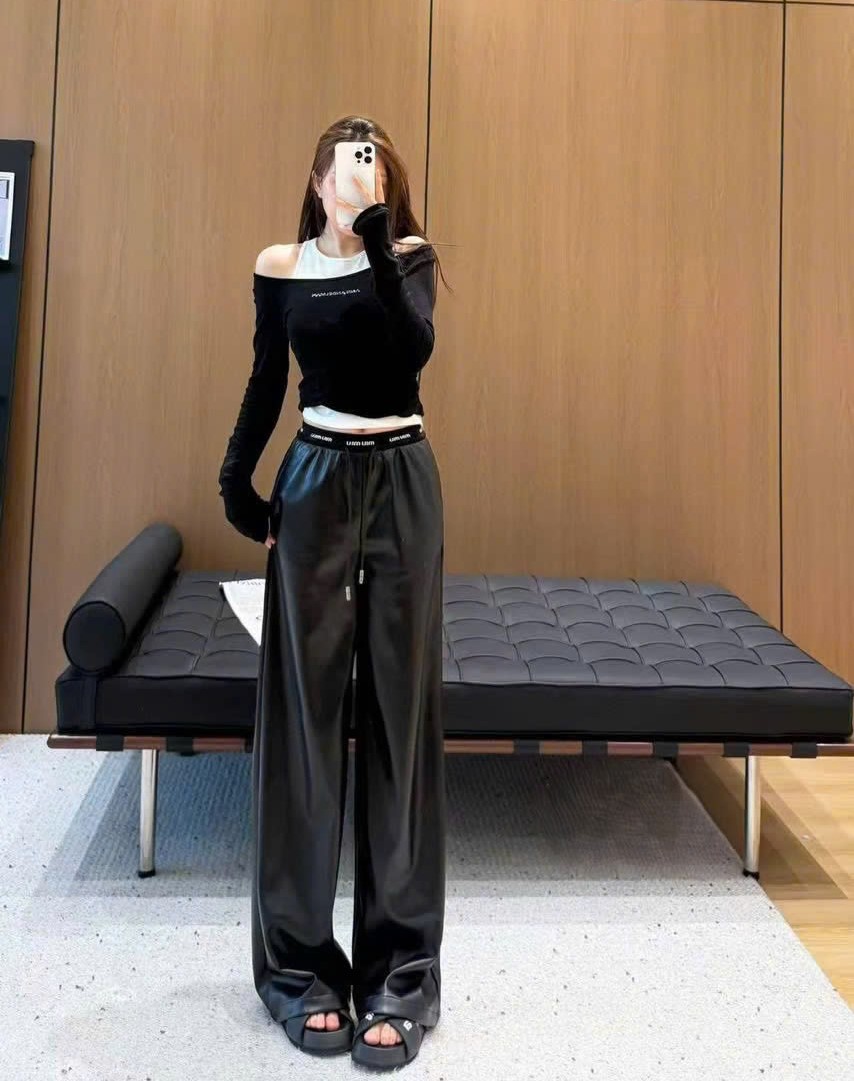 Quần da dài suông màu đen nữ Miu Miu 1