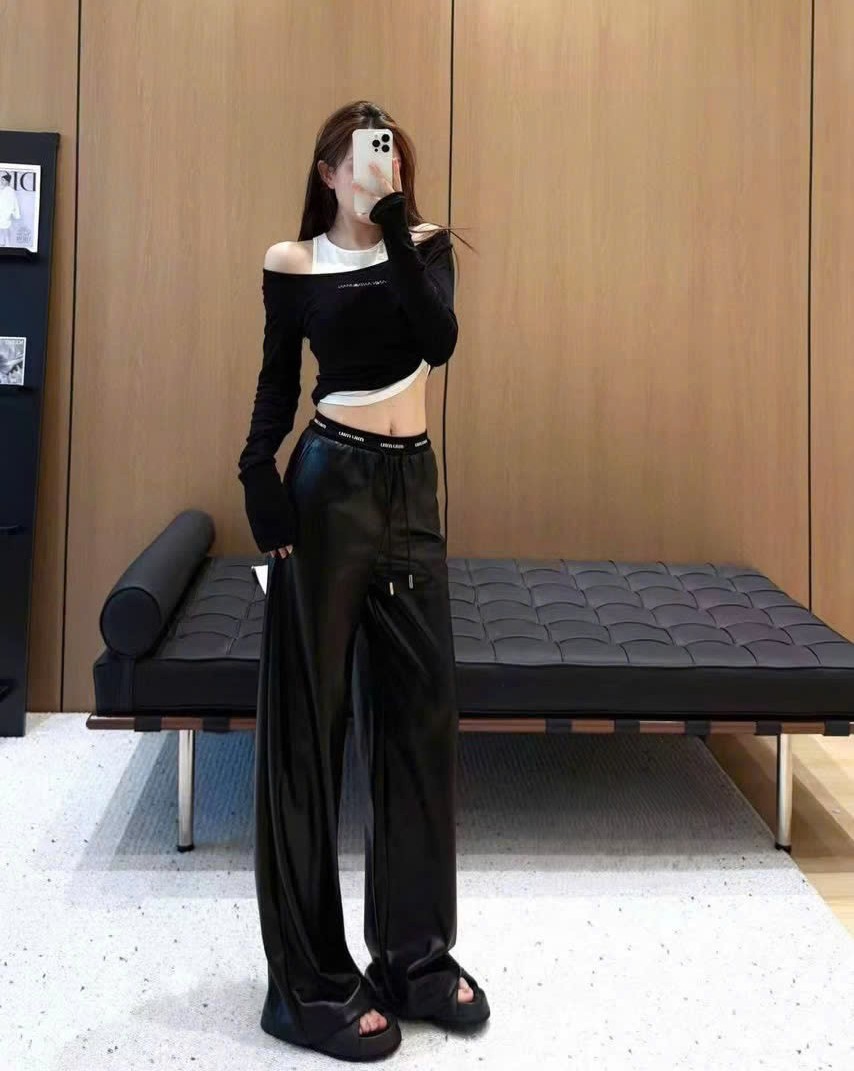 Quần da dài suông màu đen nữ Miu Miu 4
