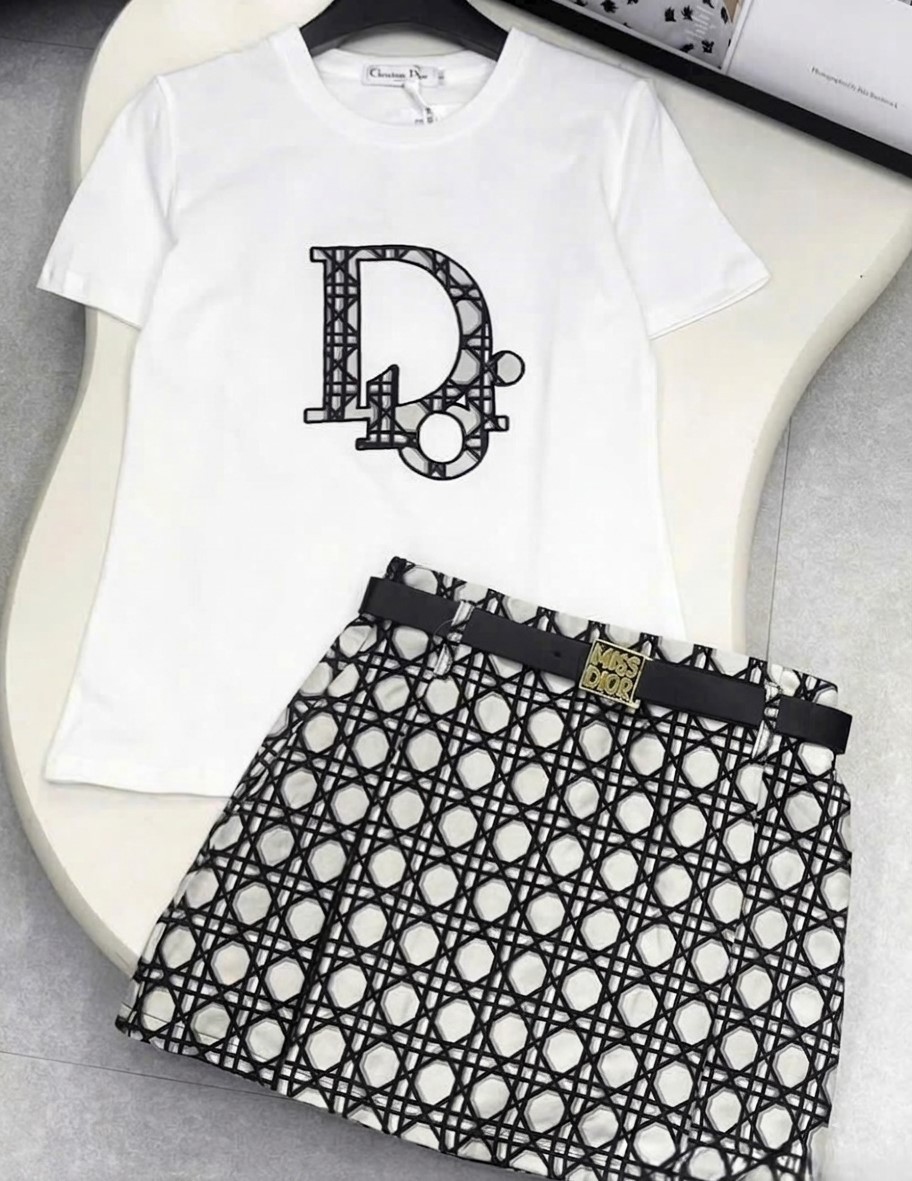 Combo áo thun váy sọc kèm thắt lưng Dior 2