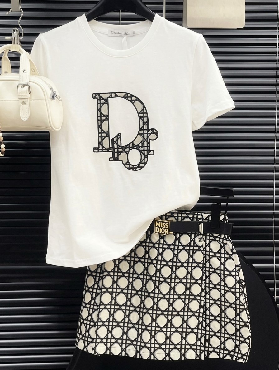 Combo áo thun váy sọc kèm thắt lưng Dior 3