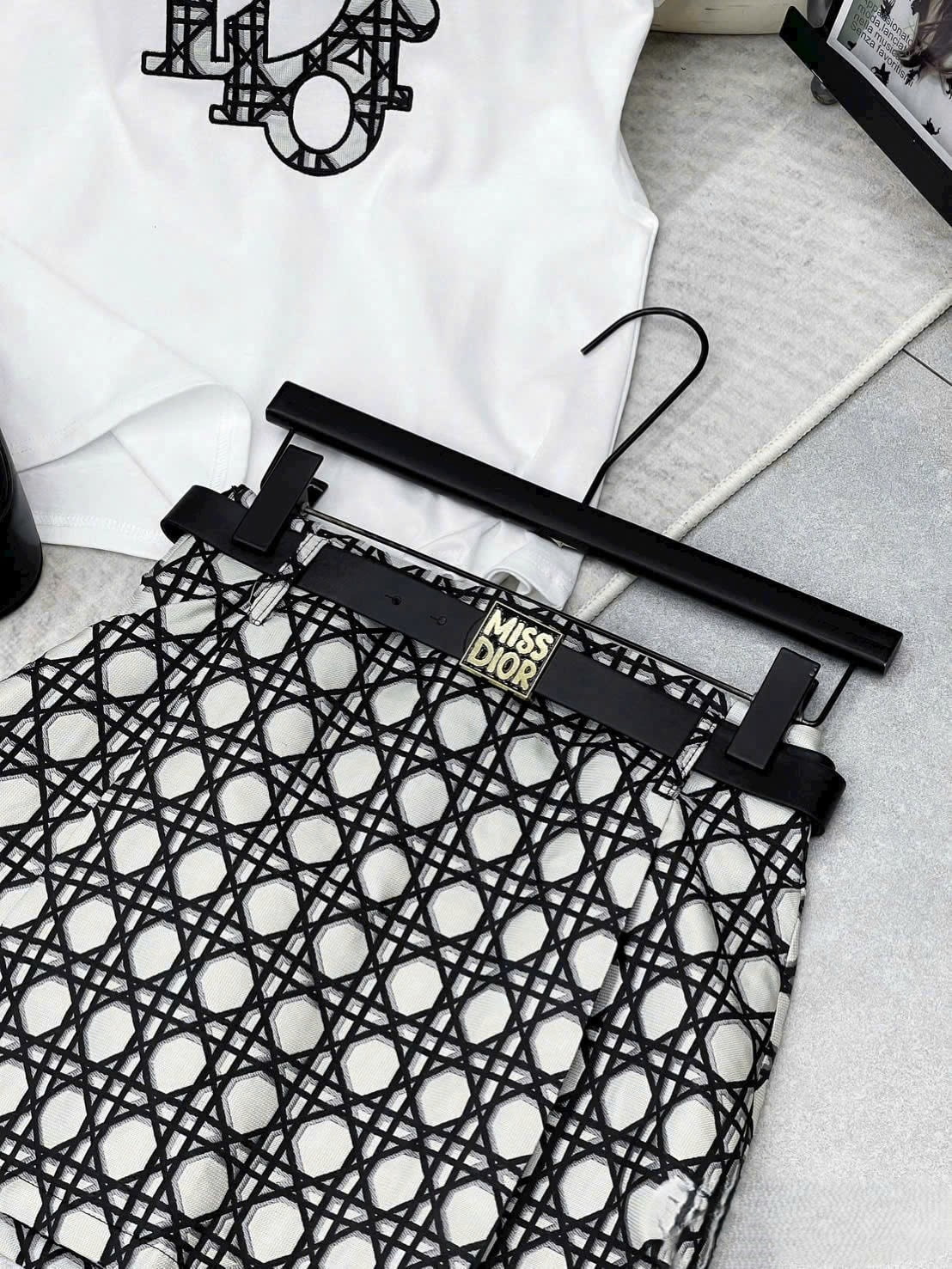 Combo áo thun váy sọc kèm thắt lưng Dior 4
