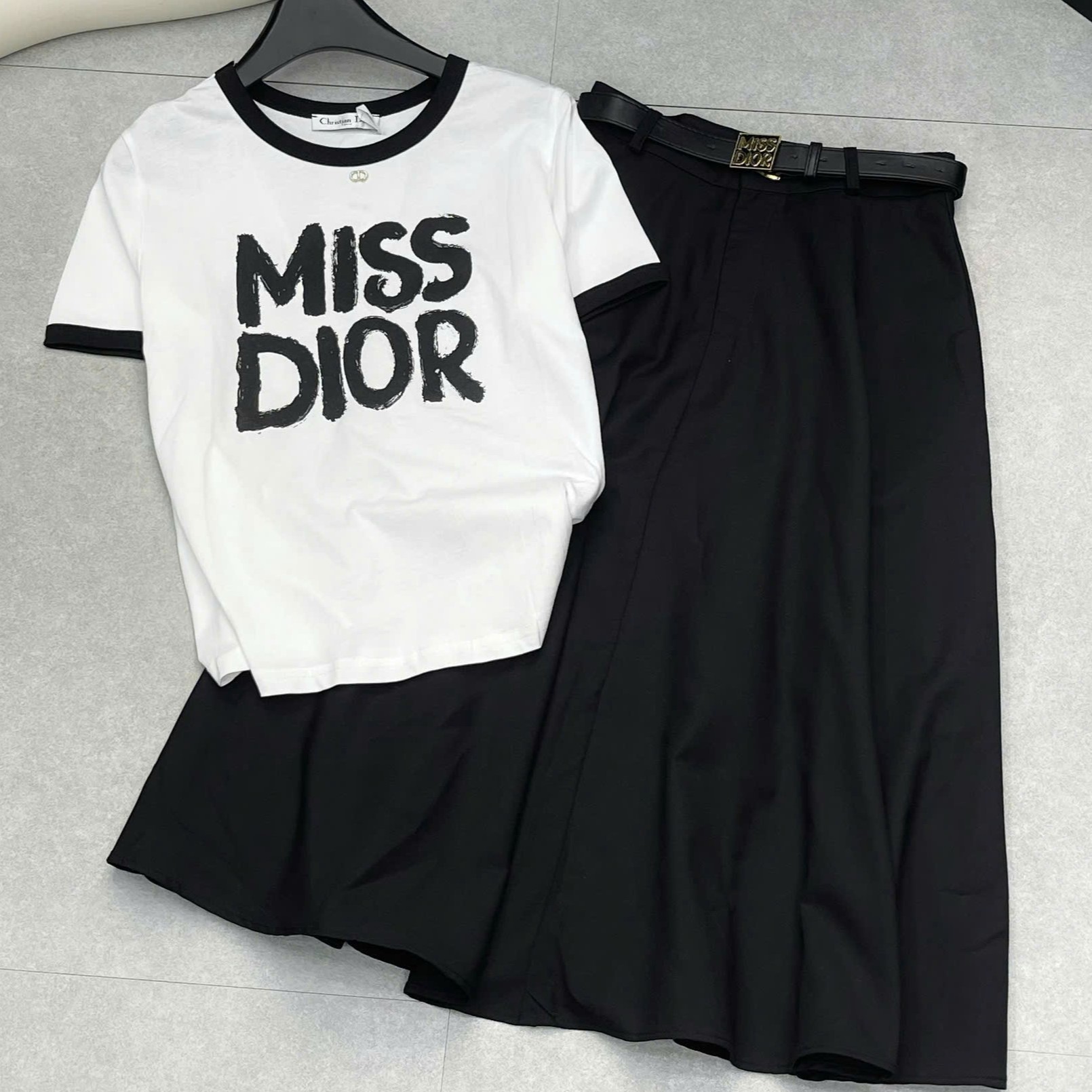 Combo áo thun váy dài đen kèm thắt lưng Miss Dior 1