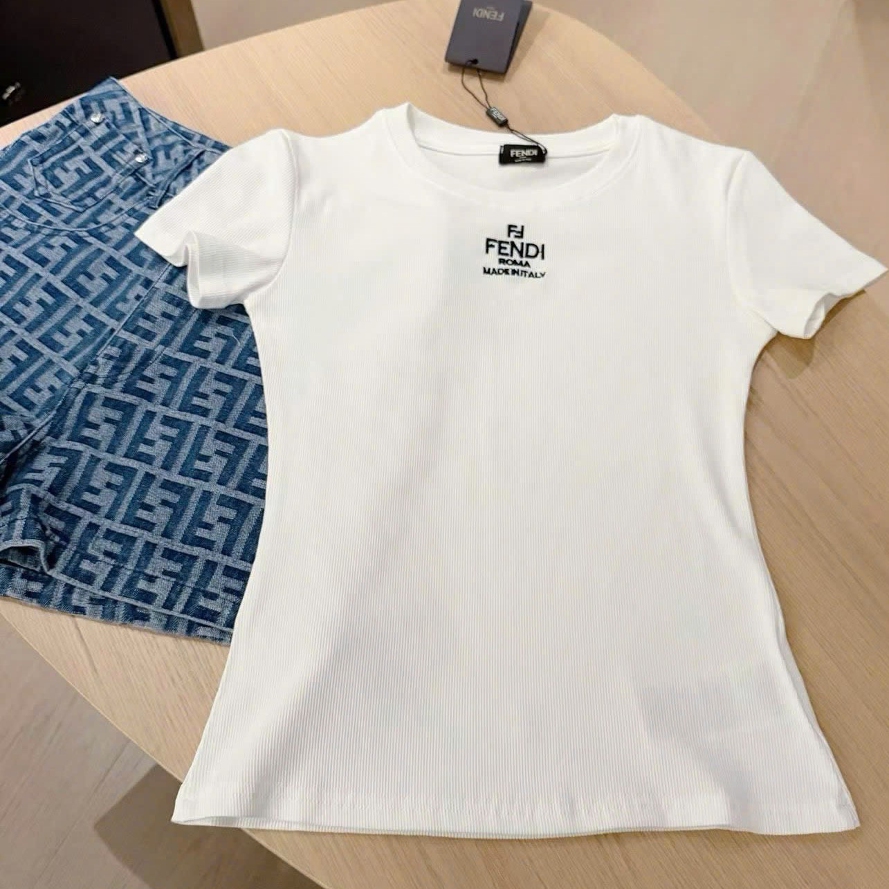 Combo áo thun trắng quần short xanh ngắn nữ Fendi 2