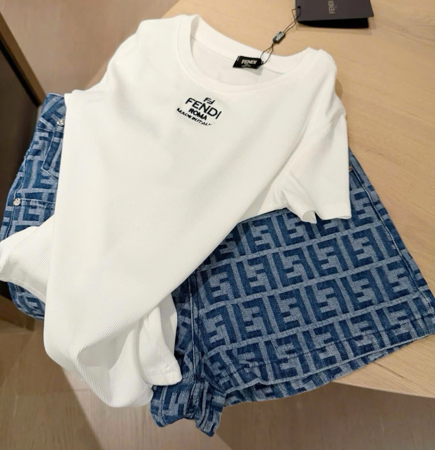 Combo áo thun trắng quần short xanh ngắn nữ Fendi 3