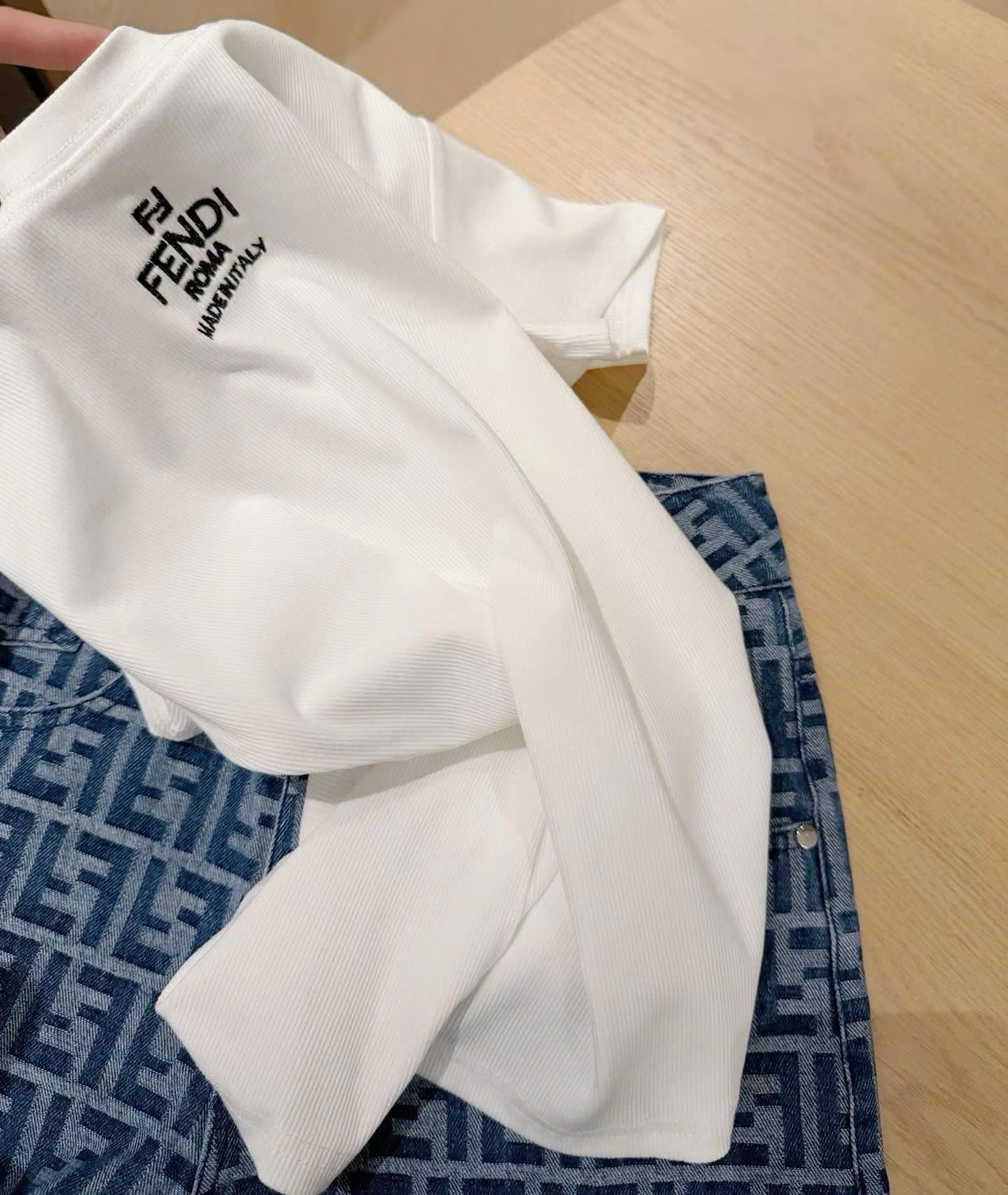 Combo áo thun trắng quần short xanh ngắn nữ Fendi 1