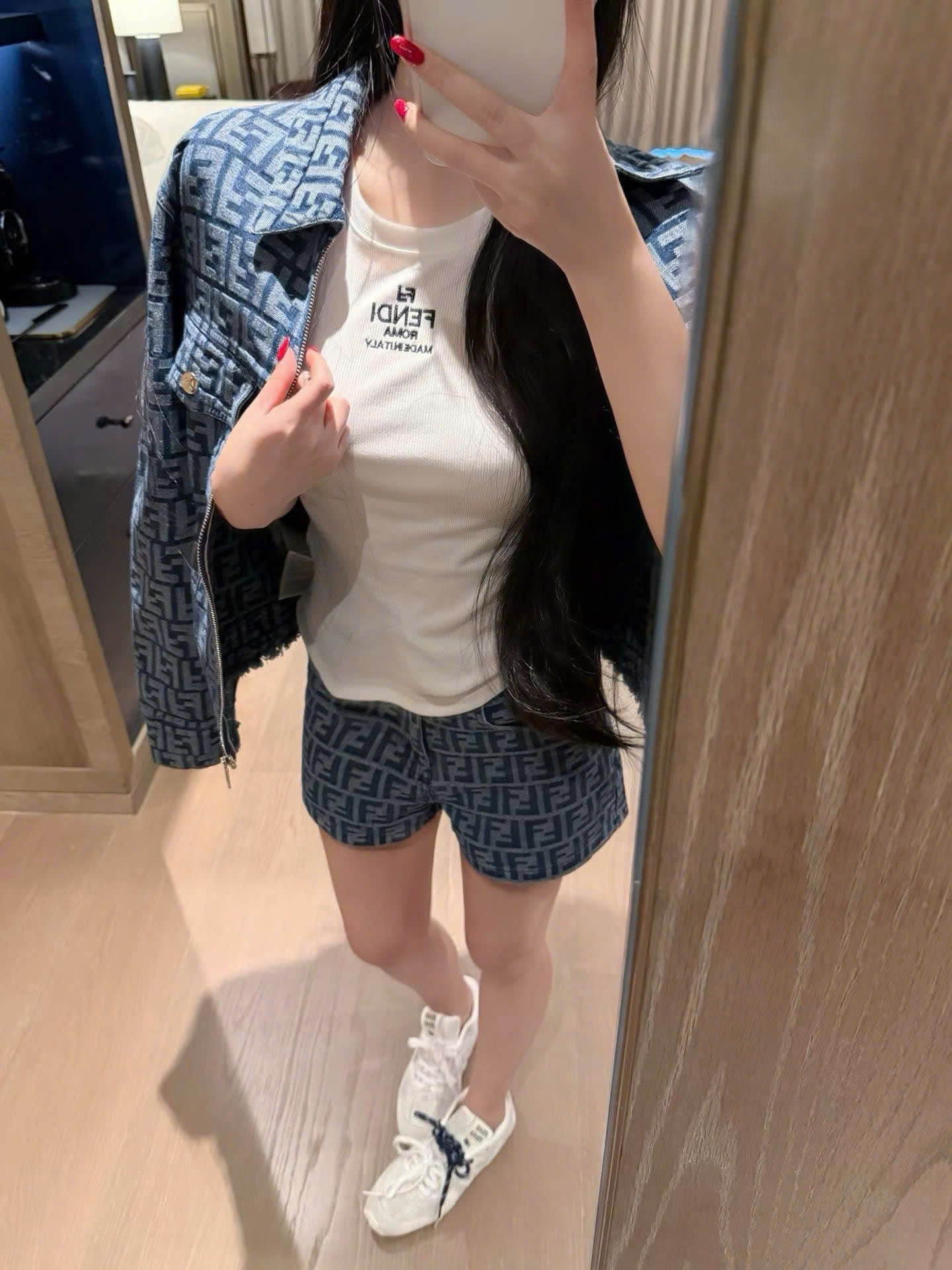 Combo áo thun trắng quần short xanh ngắn nữ Fendi 4