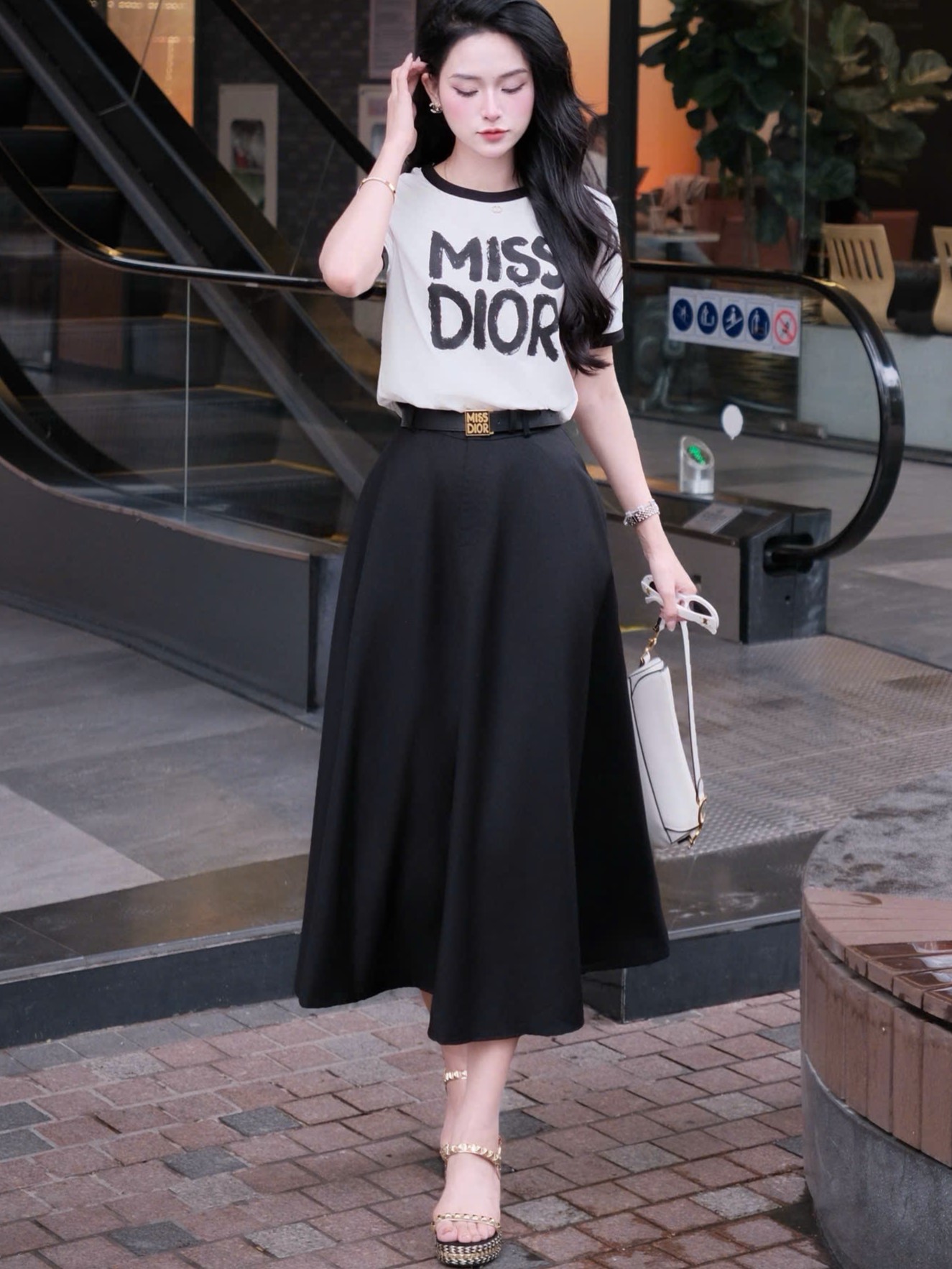 Combo áo thun váy dài đen kèm thắt lưng Miss Dior 2