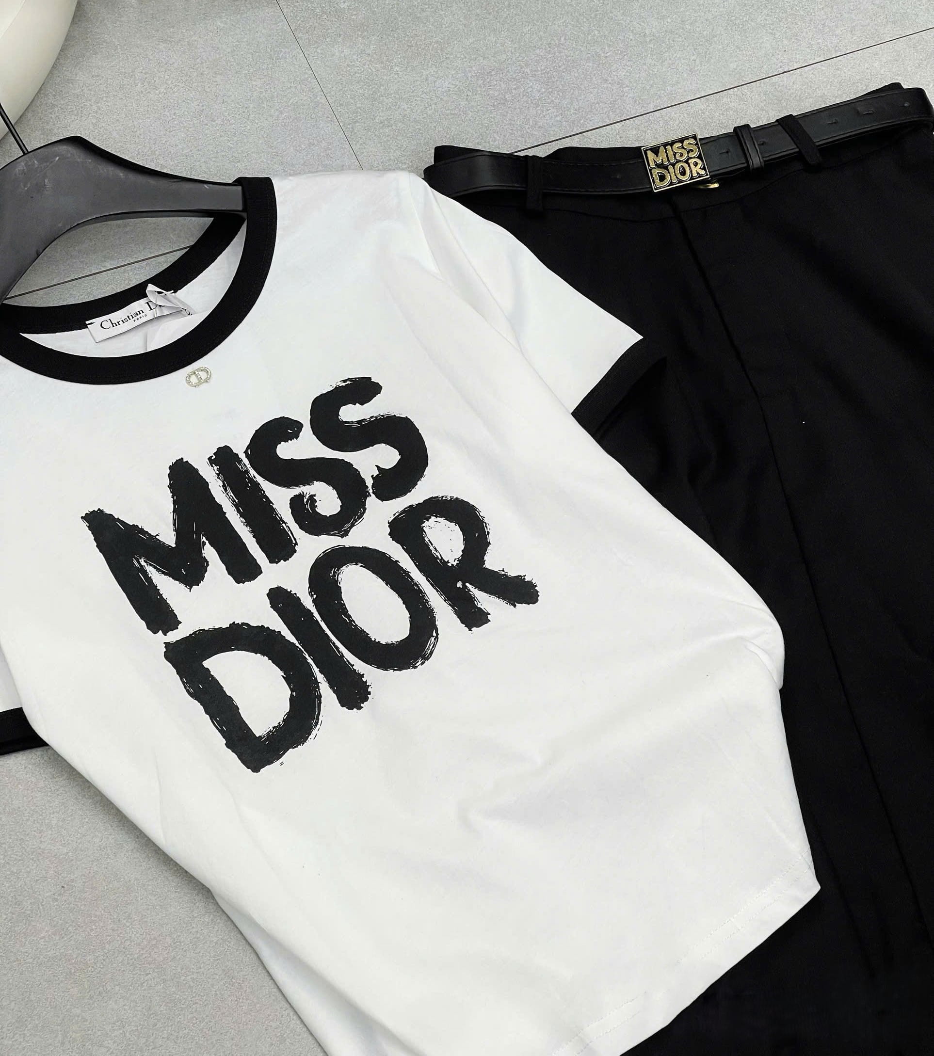 Combo áo thun váy dài đen kèm thắt lưng Miss Dior 4