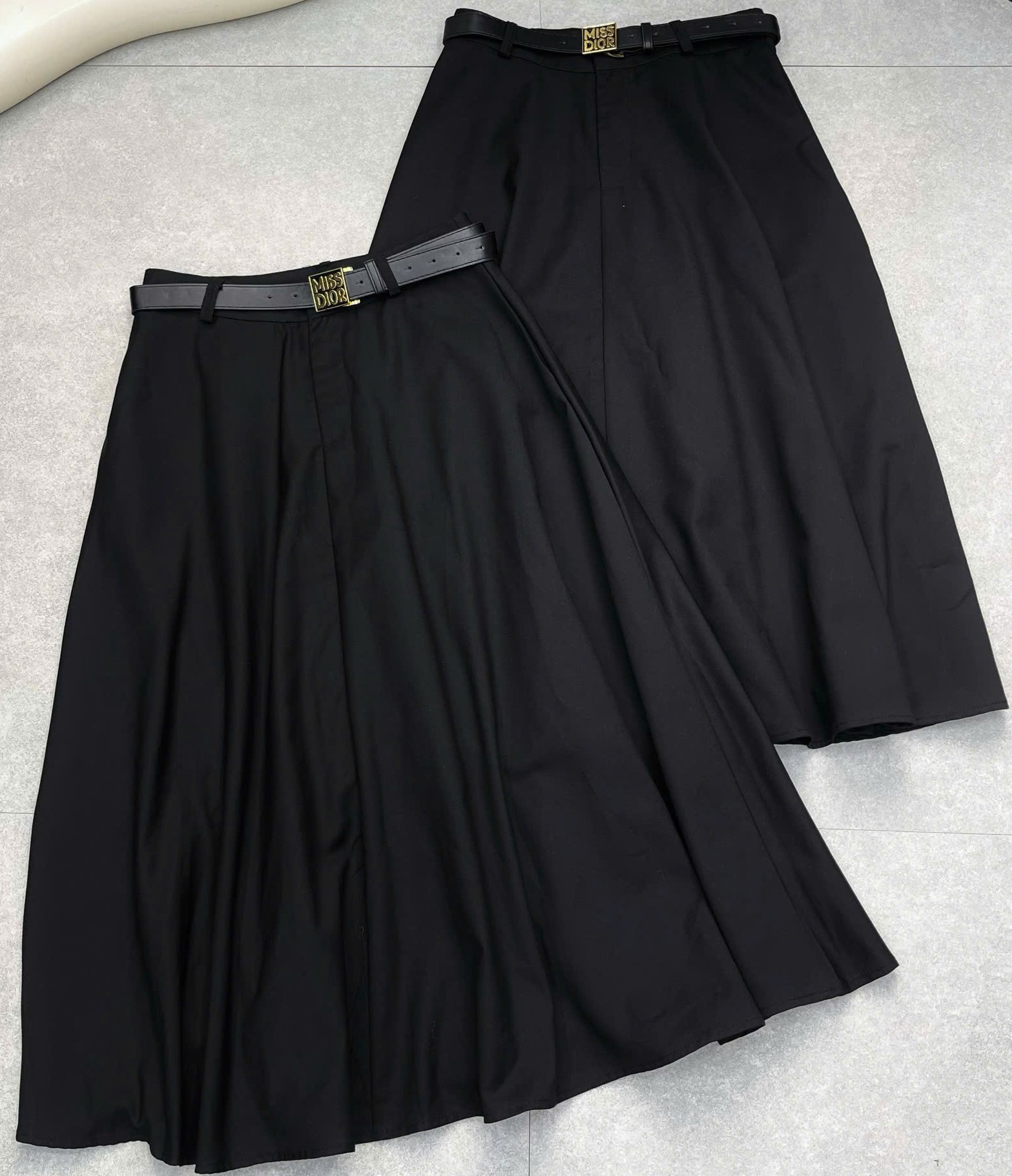 Combo áo thun váy dài đen kèm thắt lưng Miss Dior 5