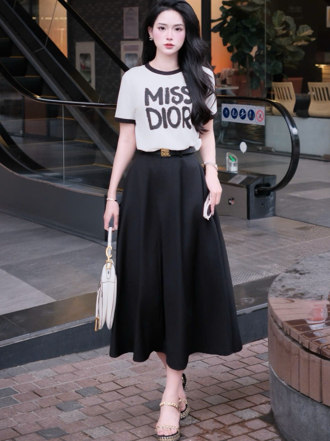 Combo áo thun váy dài đen kèm thắt lưng Miss Dior 6