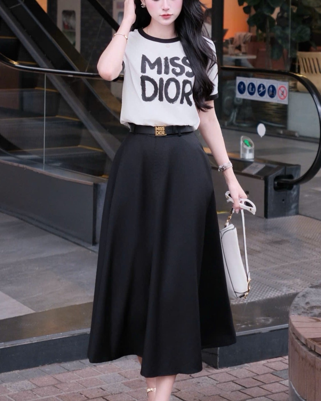 Combo áo thun váy dài đen kèm thắt lưng Miss Dior 9