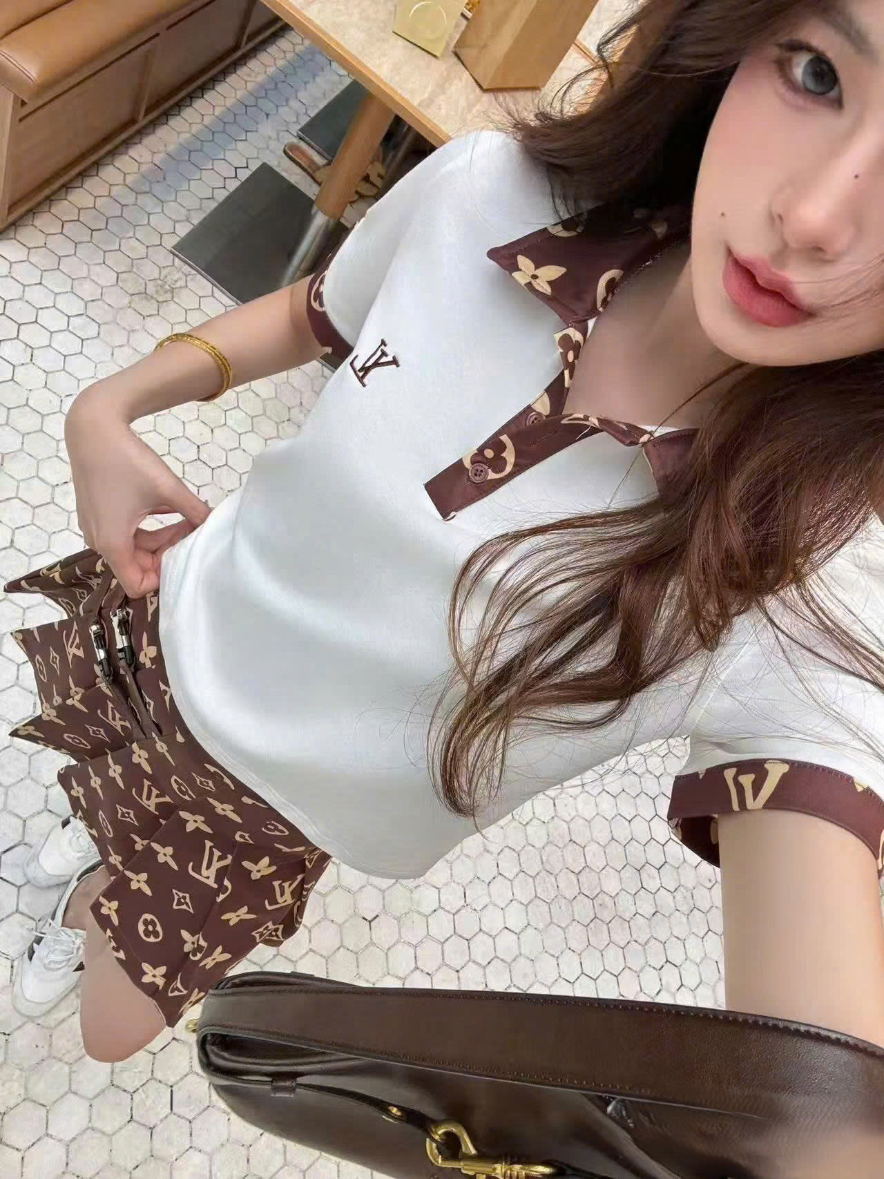 Combo áo thun có cổ váy xòe nâu LV 2