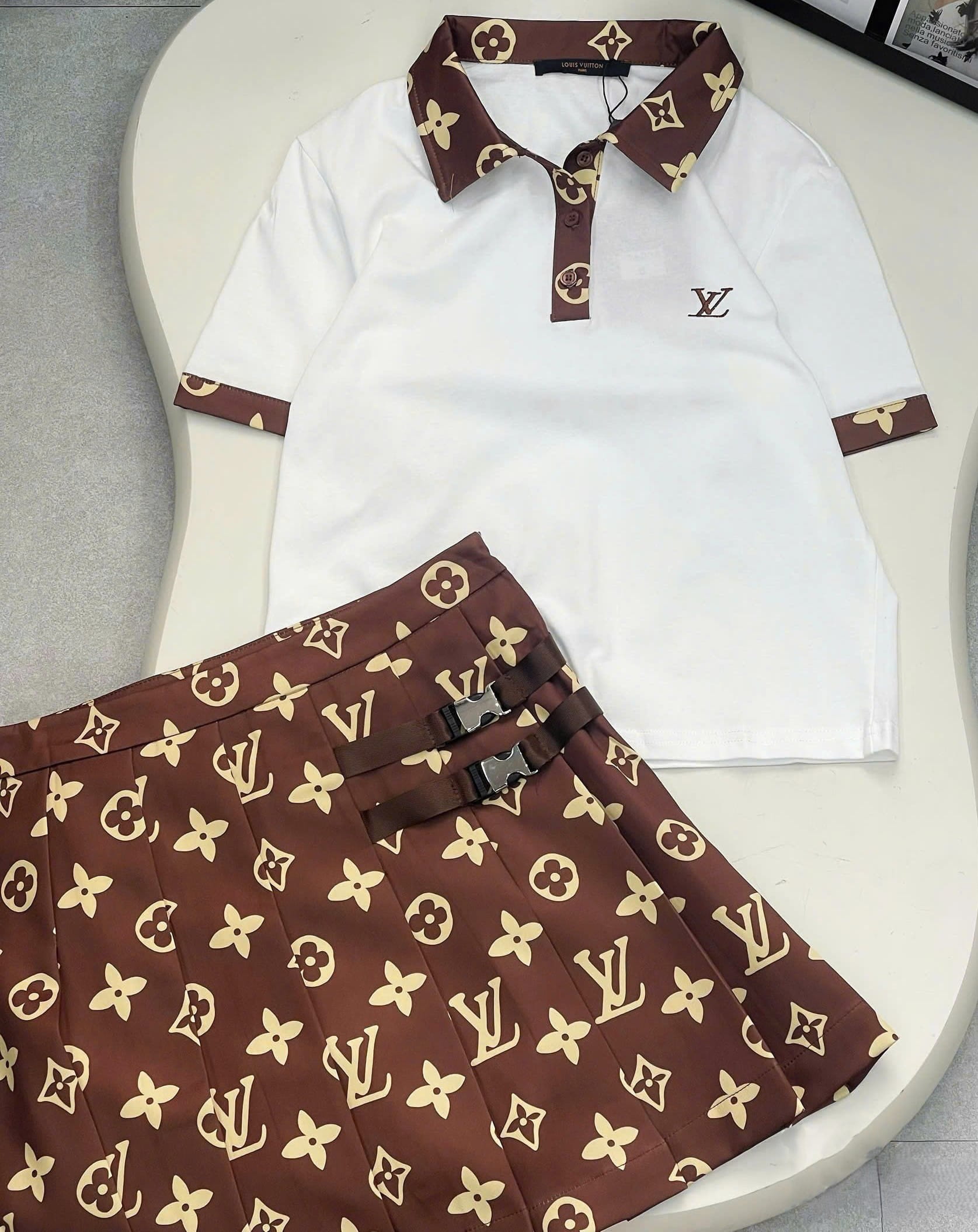 Combo áo thun có cổ váy xòe nâu LV 6