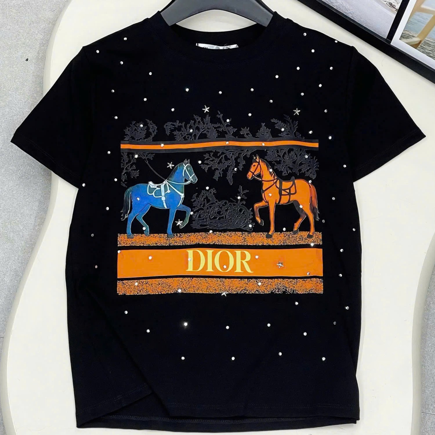 Áo thun Dior trắng đen họa tiết ngựa đính đá 11