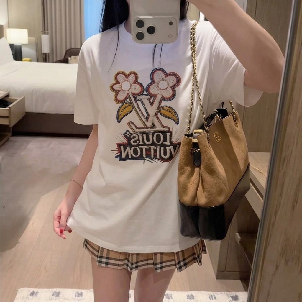 Áo thun trắng nữ phom rông thêu hoa LV 1