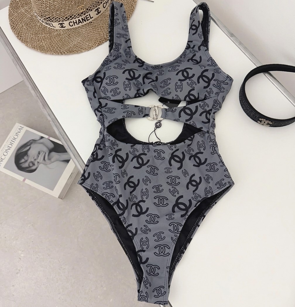 Bikini 1 mảnh xám Chanel 2
