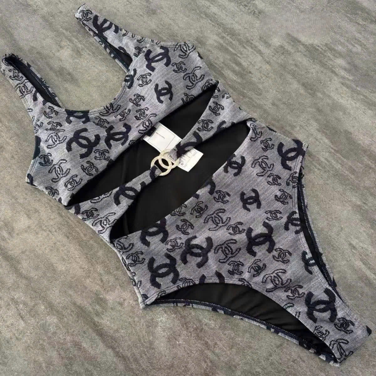 Bikini 1 mảnh xám Chanel 4