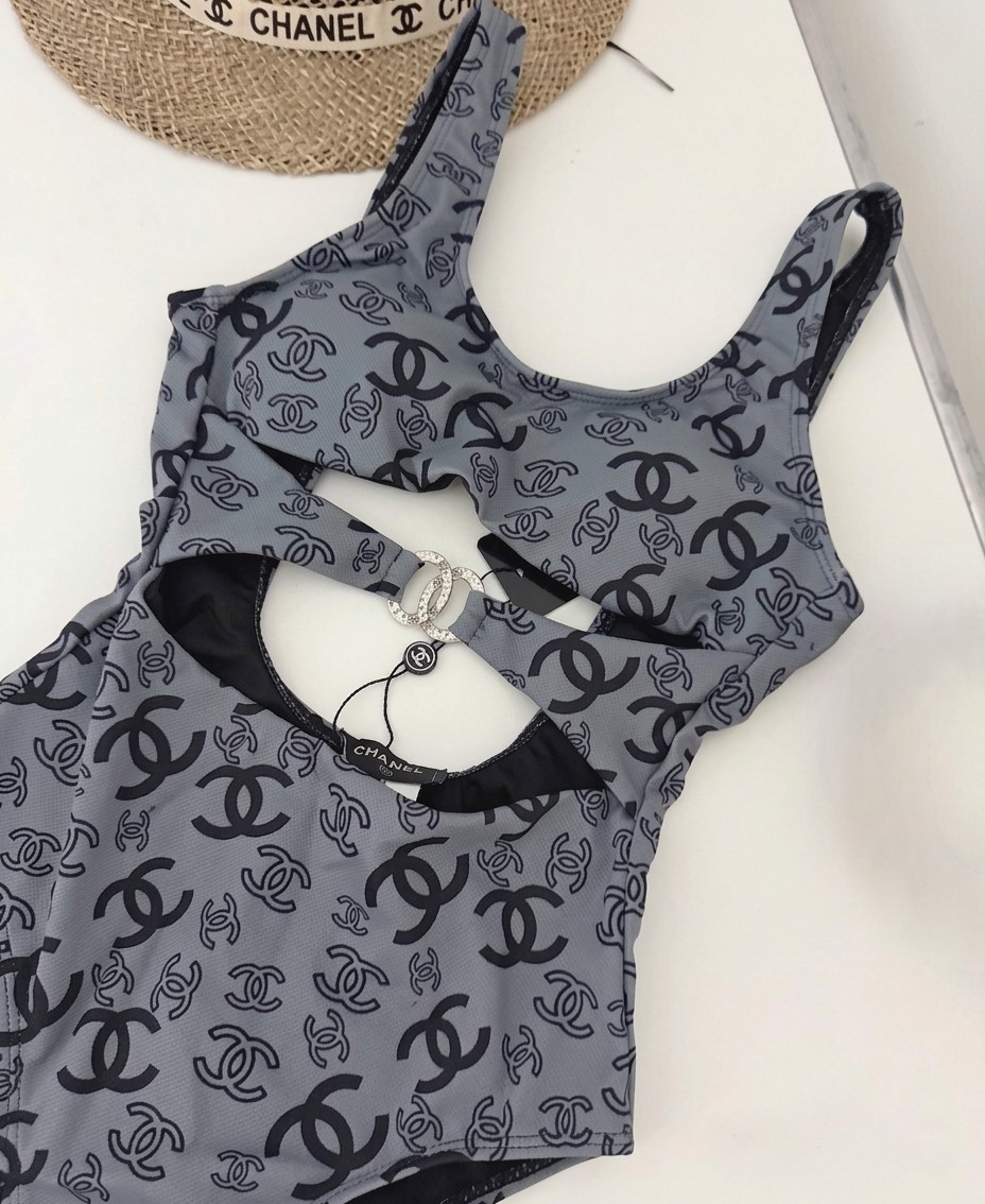 Bikini 1 mảnh xám Chanel 5