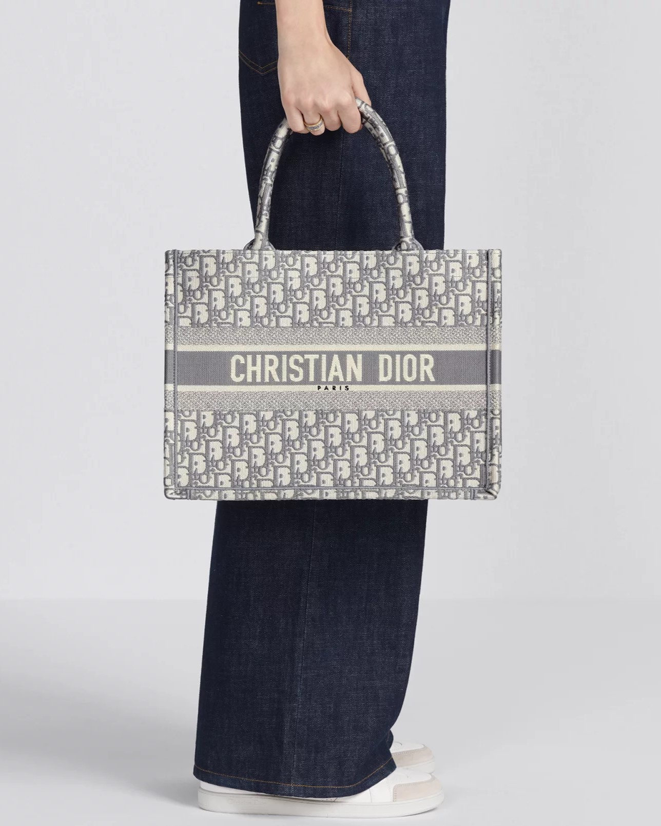 Túi nữ Medium Christian Dior Book Tote Ecru and Gray Dior Oblique Embroidery 3