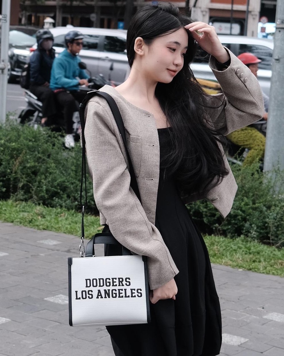 TÚI ĐEO CHÉO TOTE MLB VARSITY JACQUARD LA DODGERS 3AORS024N-07CRM MÀU ĐEN XÁM 5
