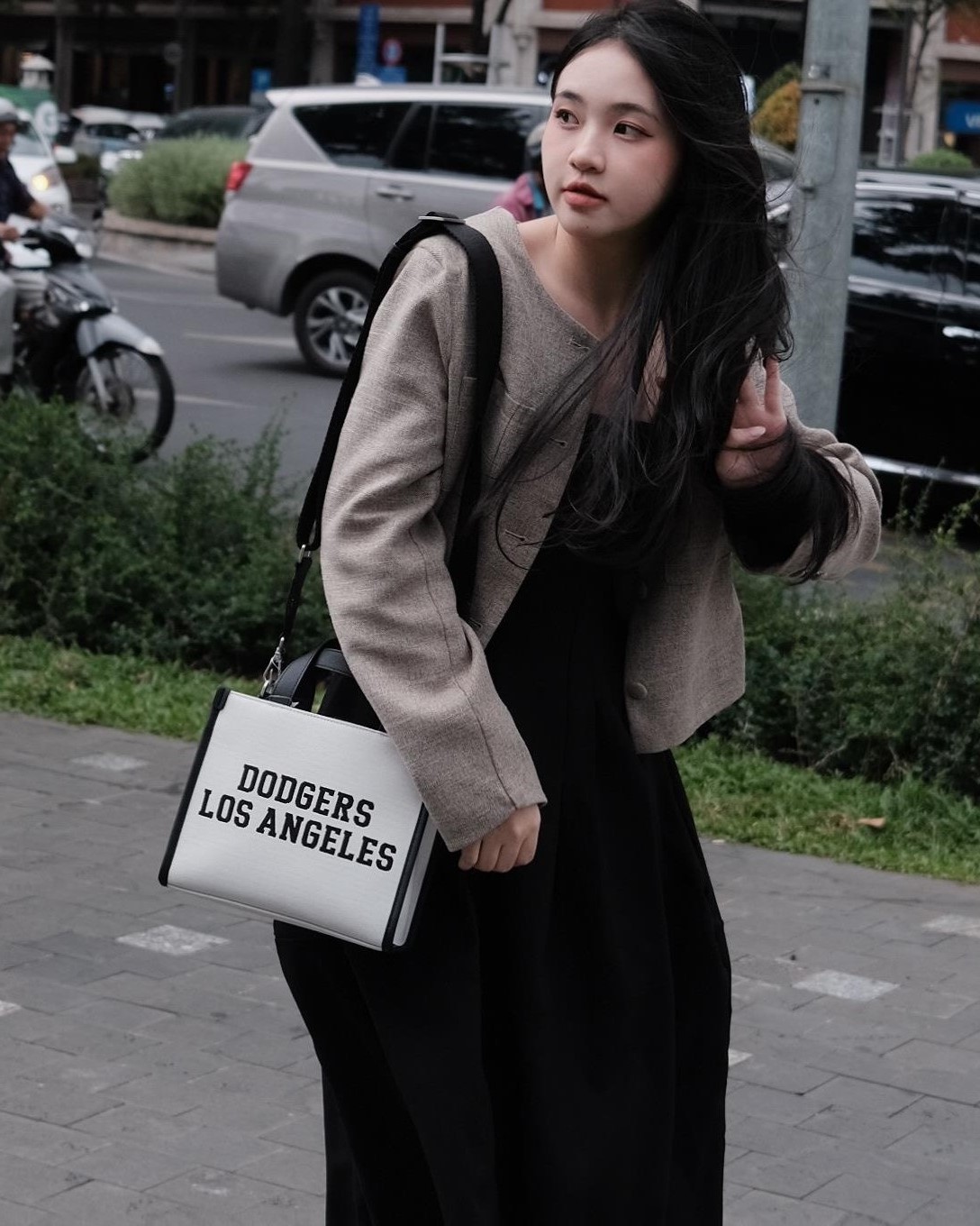 TÚI ĐEO CHÉO TOTE MLB VARSITY JACQUARD LA DODGERS 3AORS024N-07CRM MÀU ĐEN XÁM 2