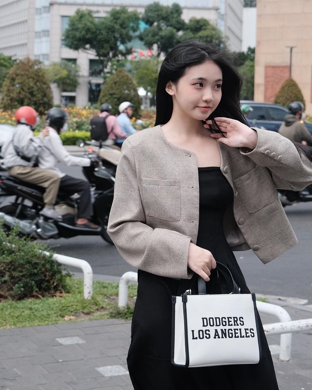 TÚI ĐEO CHÉO TOTE MLB VARSITY JACQUARD LA DODGERS 3AORS024N-07CRM MÀU ĐEN XÁM 4