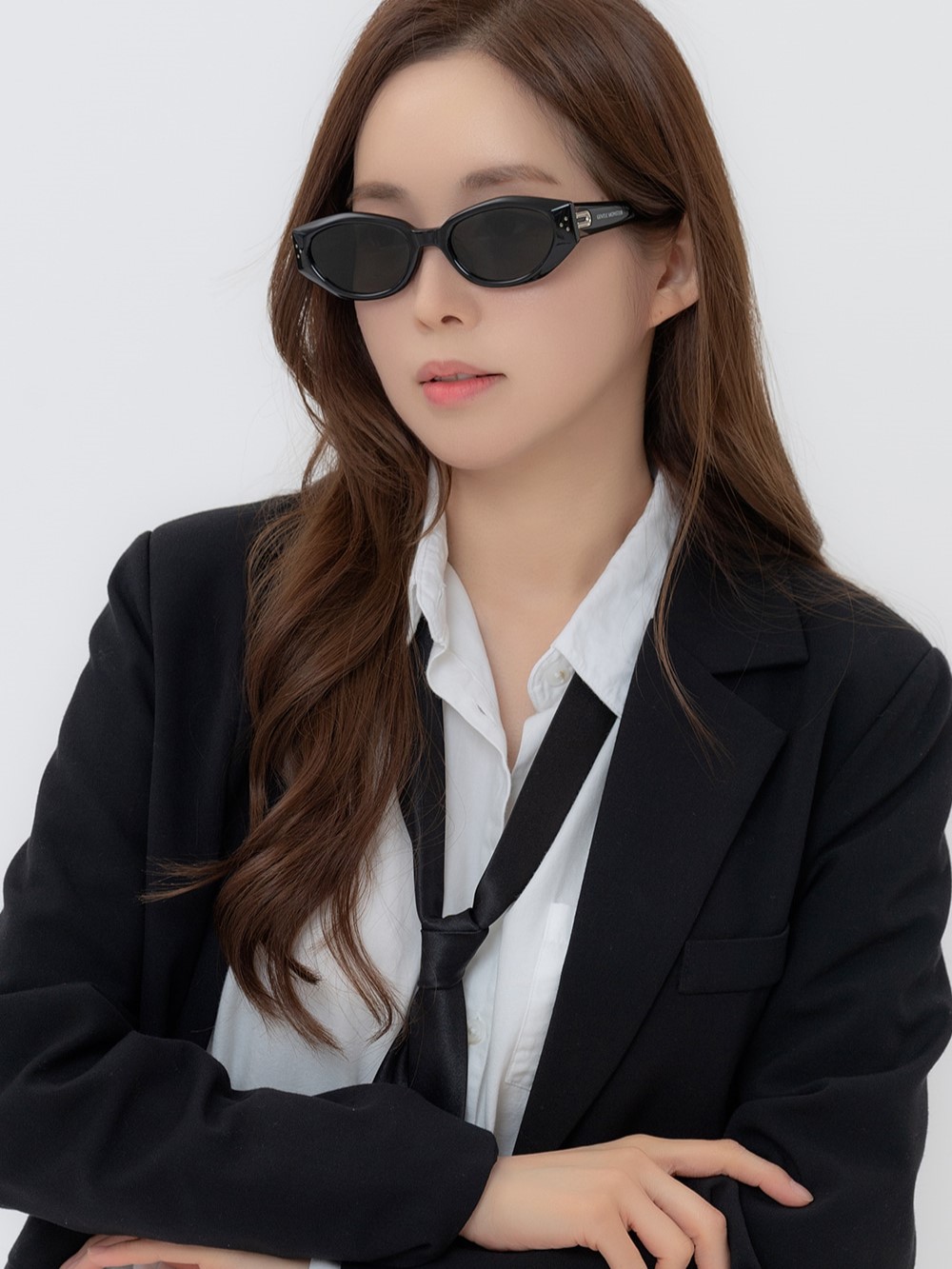 MẮT KÍNH GENTLE MONSTER DADA 01 BLACK LENSES BUTTERFLY SHAPE BLACK ACETATE FRAME 2