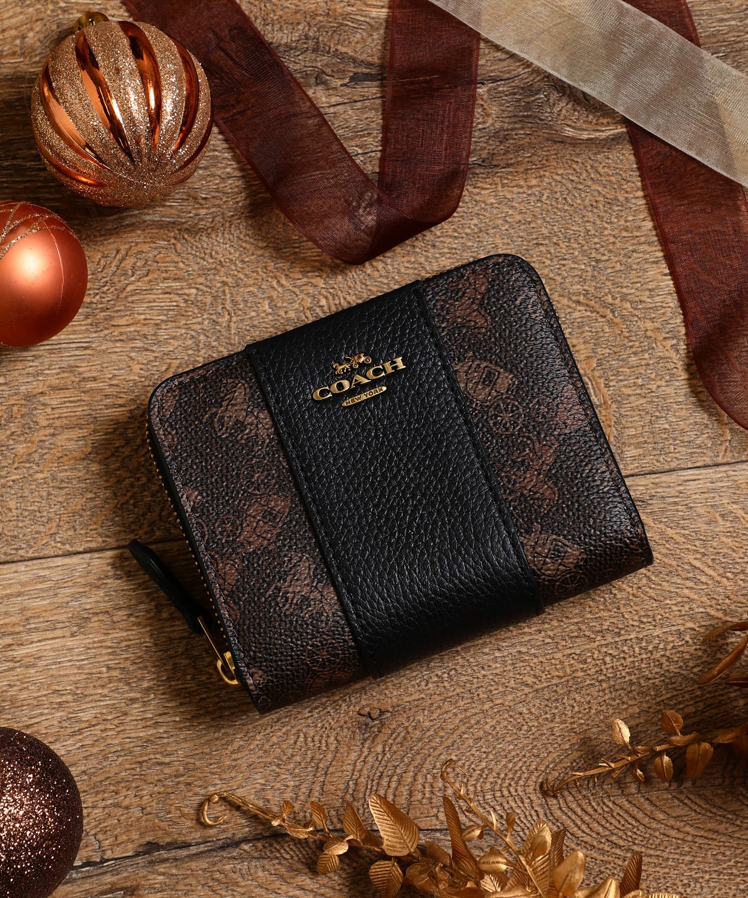VÍ GẬP COACH BILLFOLD WALLET WITH HORSE AND CARRIAGE PRINT 44